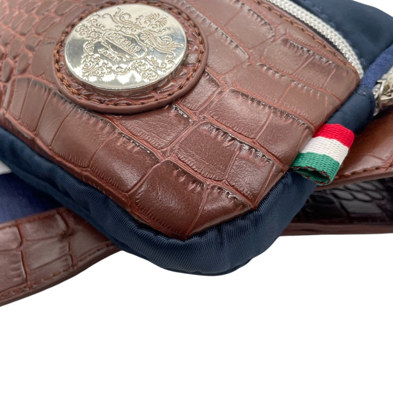 【美品】D.KELLY ディーケリー ボディバッグ ウエストバッグ スリングバッグ ワンショルダー 斜め掛け 型押しレザー ナイロン バイカラー ネイビー ブラウン メンズ レディース ユニセックス 軽量 スタイリッシュ 人気モデル クリーニング済み s1