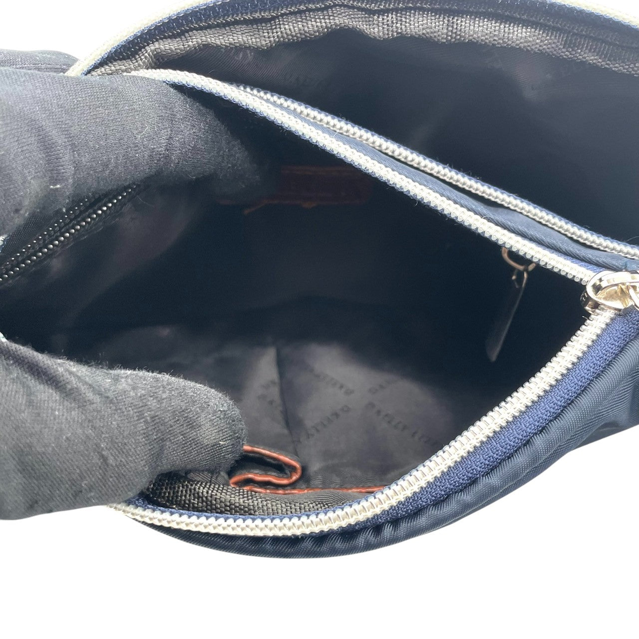 【美品】D.KELLY ディーケリー ボディバッグ ウエストバッグ スリングバッグ ワンショルダー 斜め掛け 型押しレザー ナイロン バイカラー ネイビー ブラウン メンズ レディース ユニセックス 軽量 スタイリッシュ 人気モデル クリーニング済み s1