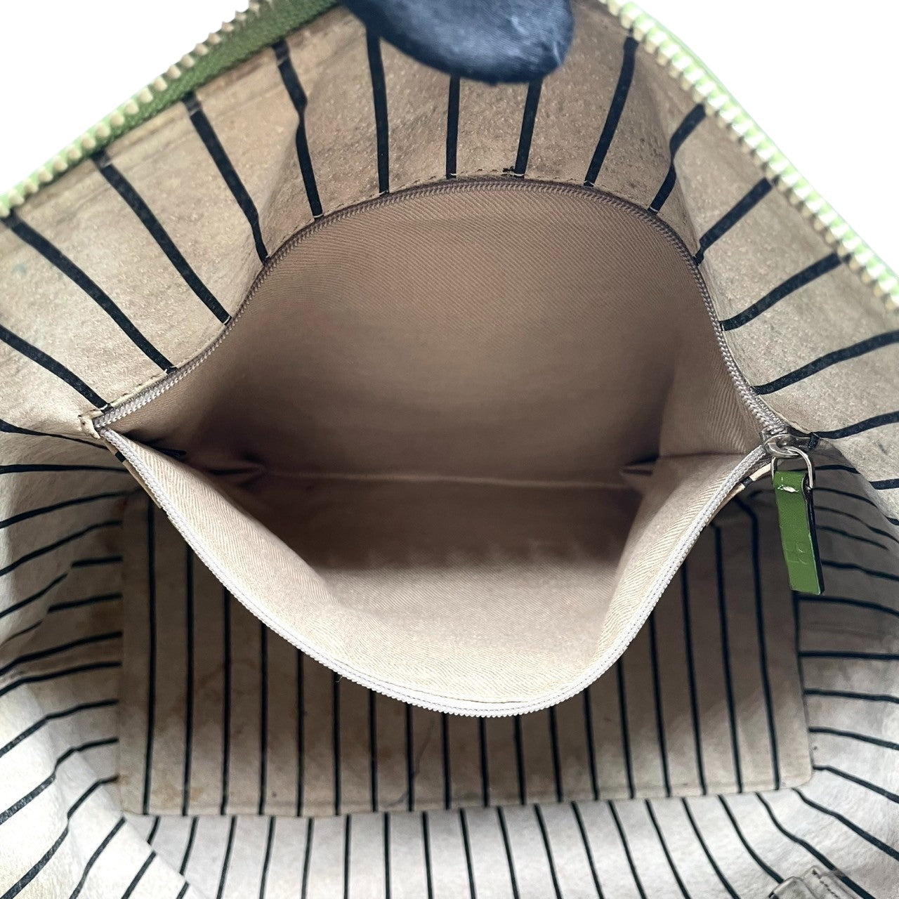 Kate spade ケイトスペード ショルダーバッグ ワンショルダー ホーボーバッグ 大容量 A4収納可 本革 レザー シボ革 グリーン カーキ系 ストライプ柄ライナー レディース エレガント カジュアル 通勤通学 人気モデル クリーニング済み s1