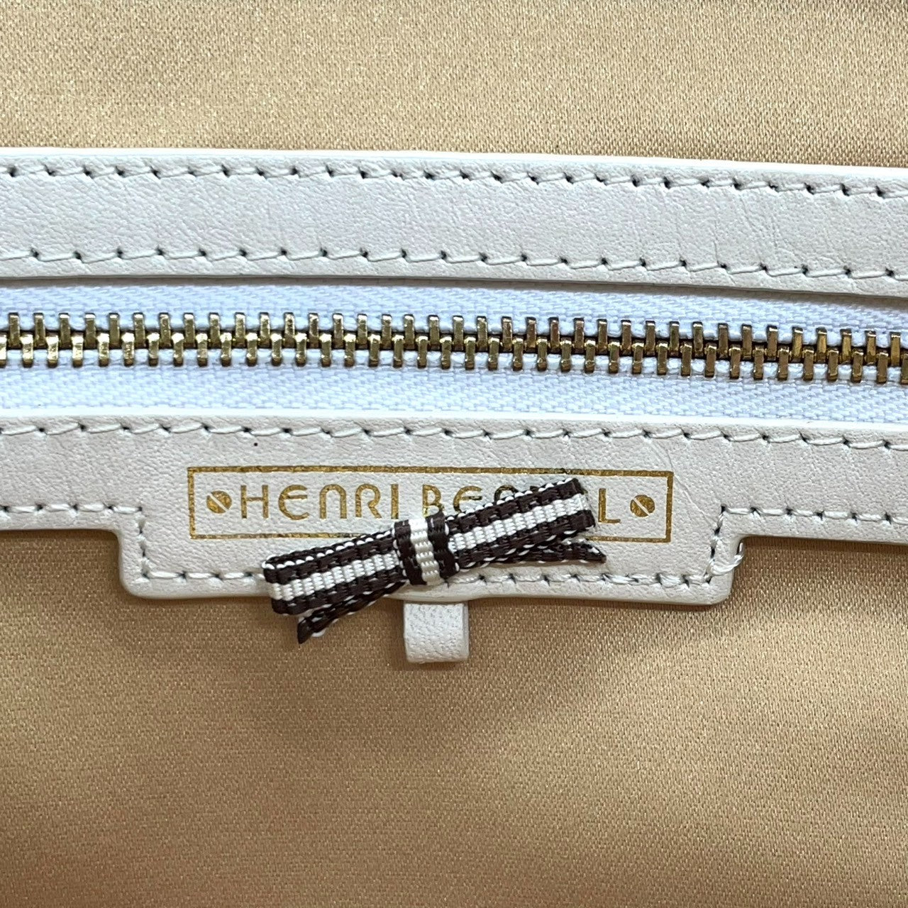 【美品】Henri Bendel ヘンリベンデル 2WAY ショルダーバッグ クラッチバッグ チェーンショルダー パンチングレザー カーキ グリーン系 ゴールド金具 レディース エレガント スタイリッシュ パーティー 人気モデル クリーニング済み s7