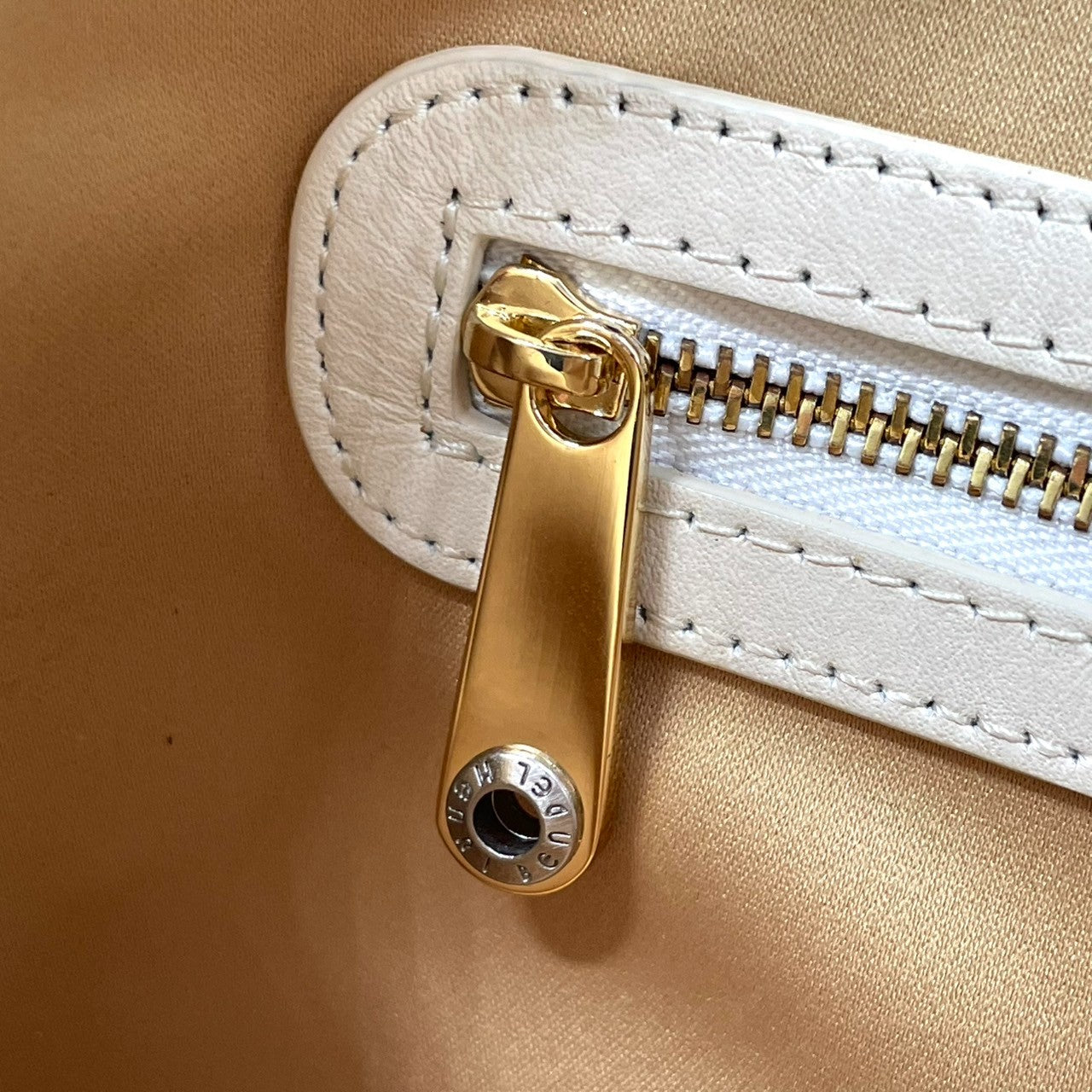 【美品】Henri Bendel ヘンリベンデル 2WAY ショルダーバッグ クラッチバッグ チェーンショルダー パンチングレザー カーキ グリーン系 ゴールド金具 レディース エレガント スタイリッシュ パーティー 人気モデル クリーニング済み s7