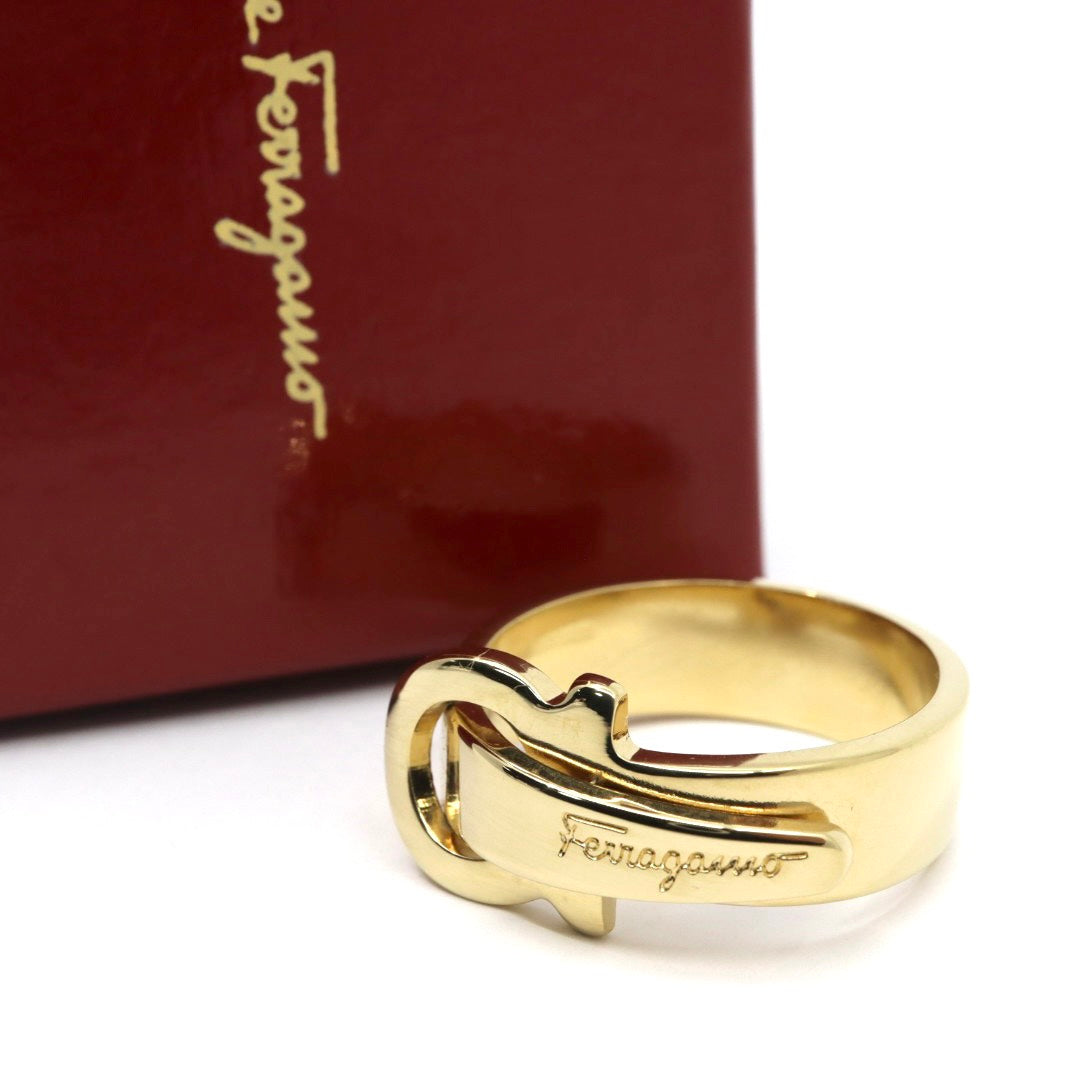 美品 フェラガモ Ferragamo ガンチーニ スカーフリング ゴールドカラー 金 ロゴ刻印 メタル アクセサリー レディース I8