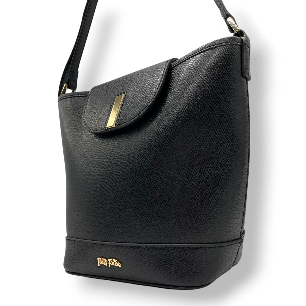 【極美品／未使用級】フォリフォリ レザー ショルダーバッグ バケットバッグ ブラック 本革 レディース フラップ ゴールド金具 ロゴ 斜め掛け可 ワンショルダー 通勤通学 自立可 Folli Follie エレガント 上品なデザイン U1