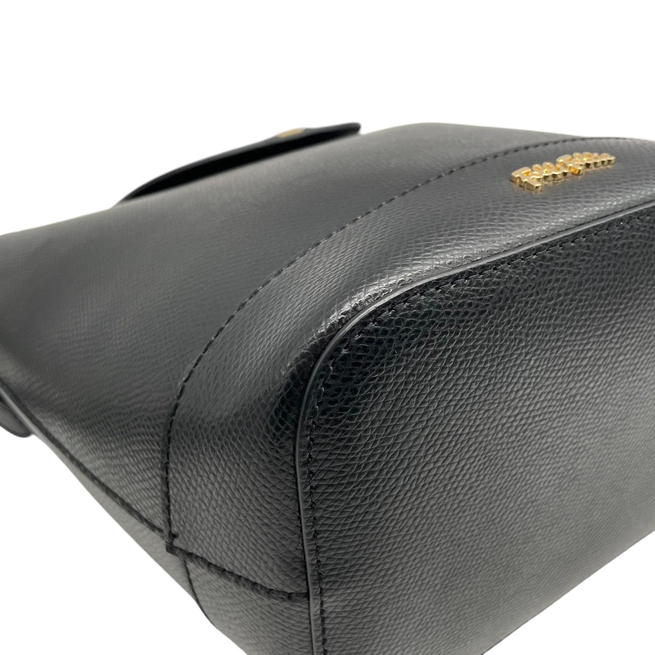 【極美品／未使用級】フォリフォリ レザー ショルダーバッグ バケットバッグ ブラック 本革 レディース フラップ ゴールド金具 ロゴ 斜め掛け可 ワンショルダー 通勤通学 自立可 Folli Follie エレガント 上品なデザイン U1