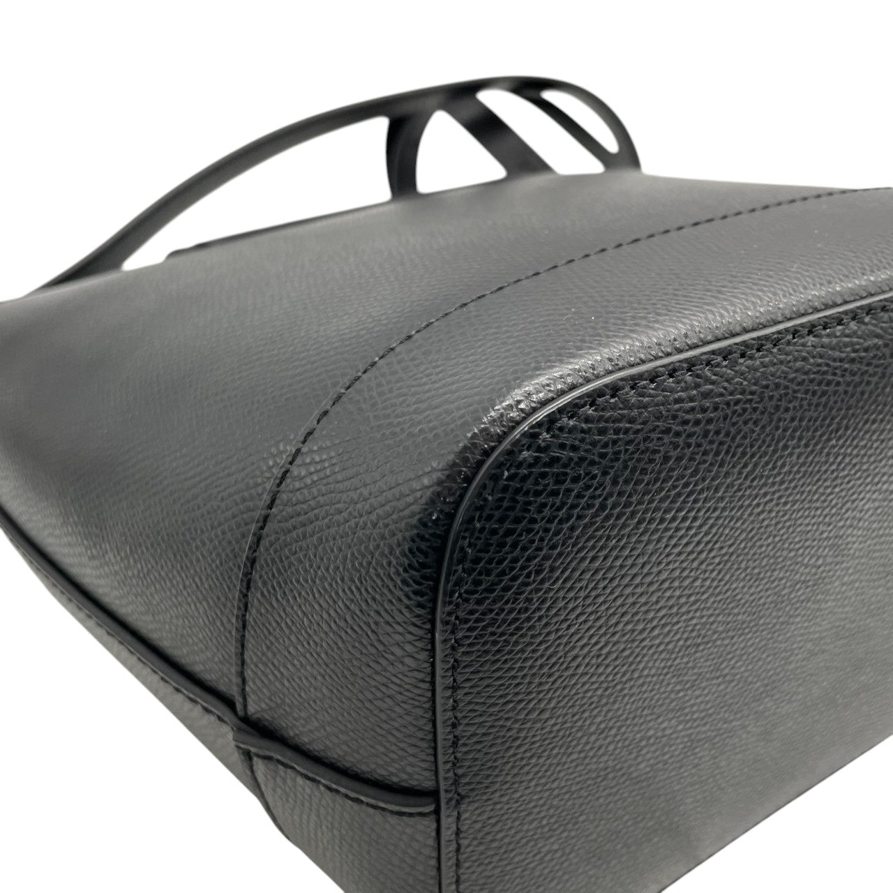 【極美品／未使用級】フォリフォリ レザー ショルダーバッグ バケットバッグ ブラック 本革 レディース フラップ ゴールド金具 ロゴ 斜め掛け可 ワンショルダー 通勤通学 自立可 Folli Follie エレガント 上品なデザイン U1