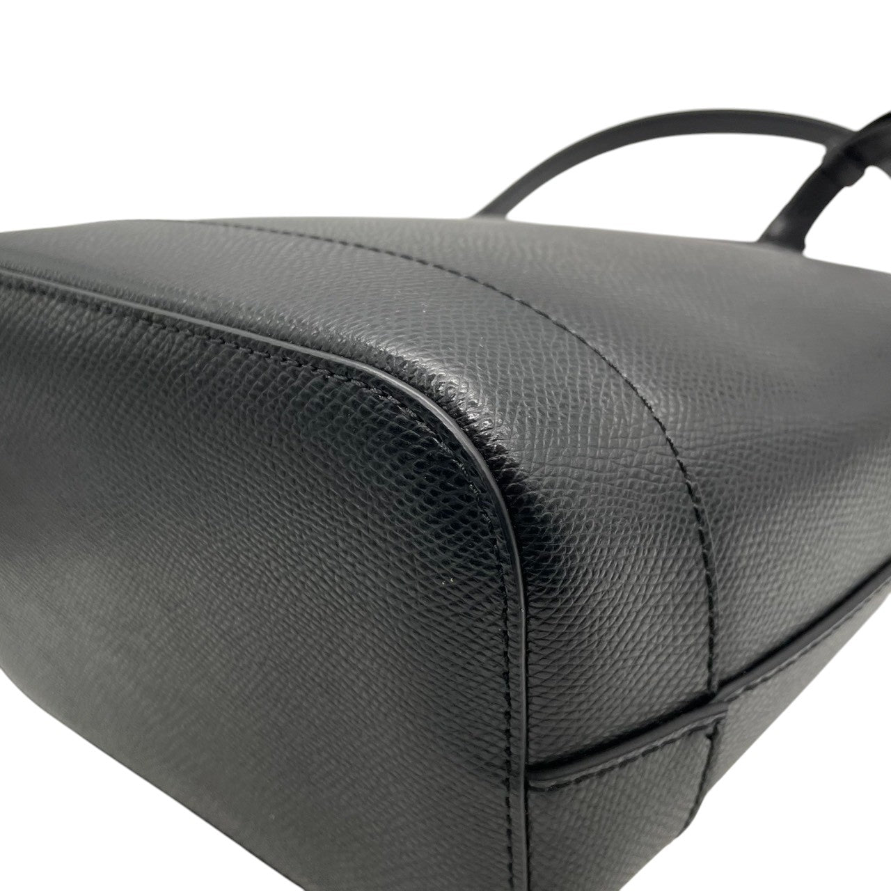 【極美品／未使用級】フォリフォリ レザー ショルダーバッグ バケットバッグ ブラック 本革 レディース フラップ ゴールド金具 ロゴ 斜め掛け可 ワンショルダー 通勤通学 自立可 Folli Follie エレガント 上品なデザイン U1