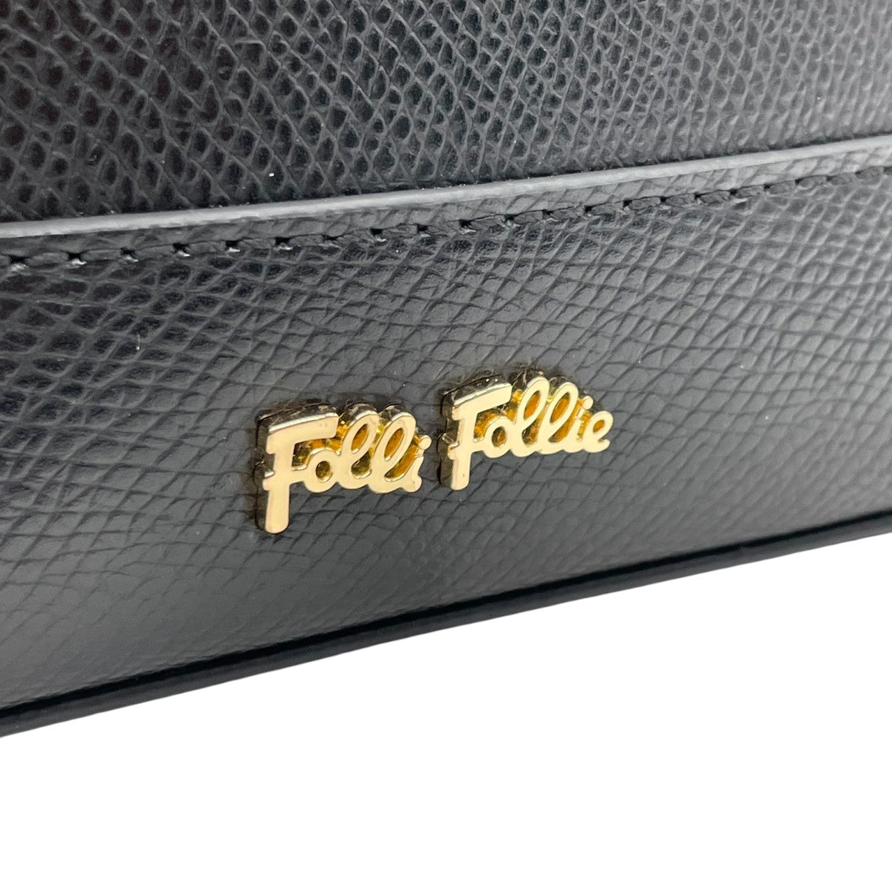 【極美品／未使用級】フォリフォリ レザー ショルダーバッグ バケットバッグ ブラック 本革 レディース フラップ ゴールド金具 ロゴ 斜め掛け可 ワンショルダー 通勤通学 自立可 Folli Follie エレガント 上品なデザイン U1