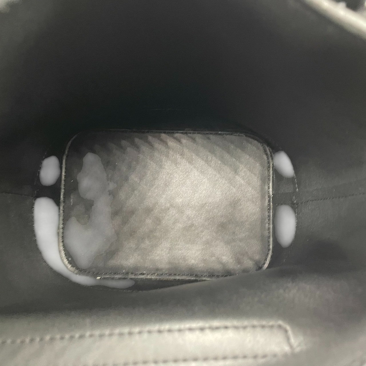 【極美品／未使用級】フォリフォリ レザー ショルダーバッグ バケットバッグ ブラック 本革 レディース フラップ ゴールド金具 ロゴ 斜め掛け可 ワンショルダー 通勤通学 自立可 Folli Follie エレガント 上品なデザイン U1