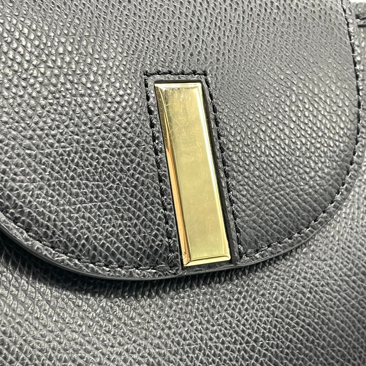 【極美品／未使用級】フォリフォリ レザー ショルダーバッグ バケットバッグ ブラック 本革 レディース フラップ ゴールド金具 ロゴ 斜め掛け可 ワンショルダー 通勤通学 自立可 Folli Follie エレガント 上品なデザイン U1