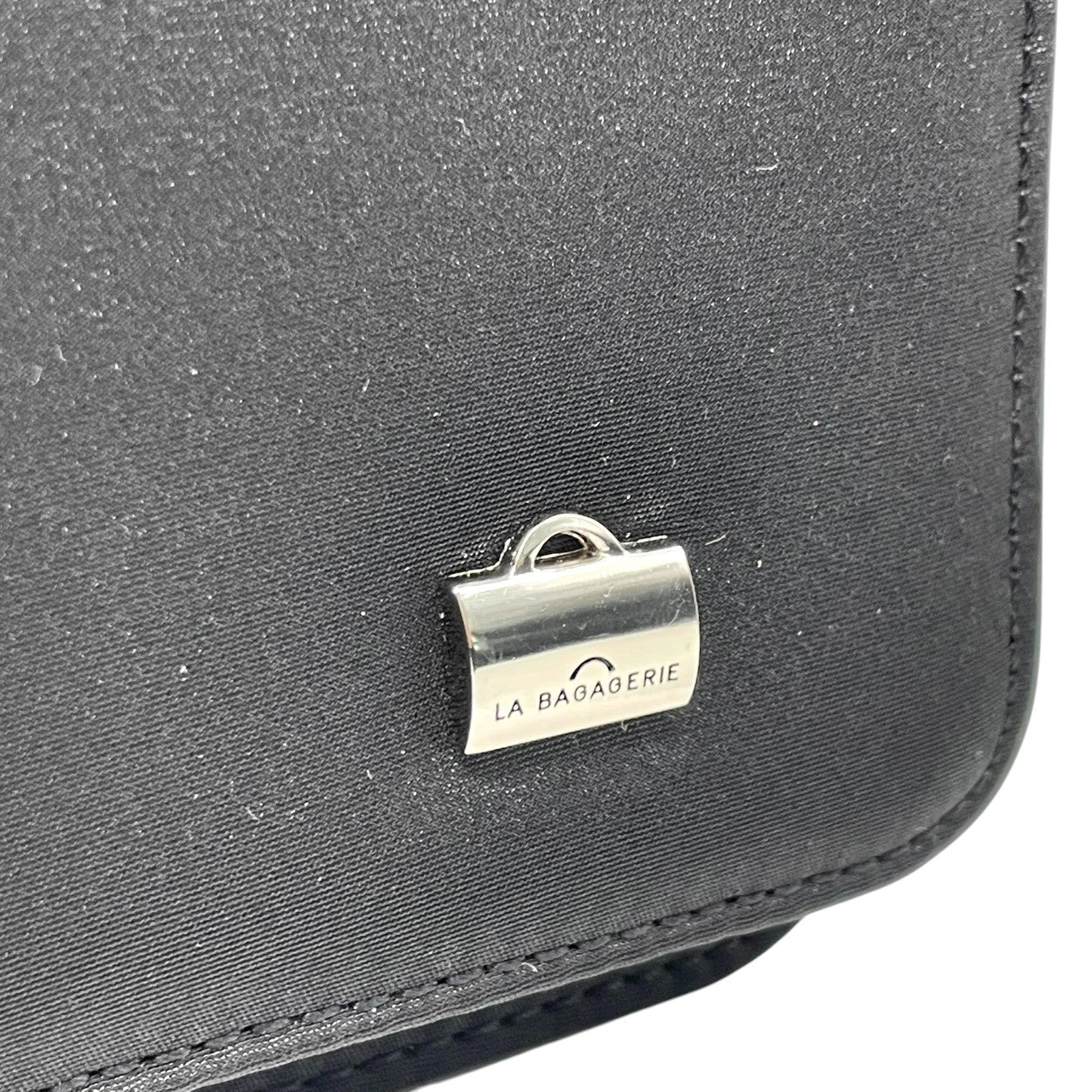 【未使用級／極美品】ラバガジェリー ターンロック ワンショルダー ハンドバッグ ナイロン レザー ブラック レディース 肩掛け可 フラップバッグ LA BAGAGERIE フォーマル エレガント フランス パリ 上品デザイン U1