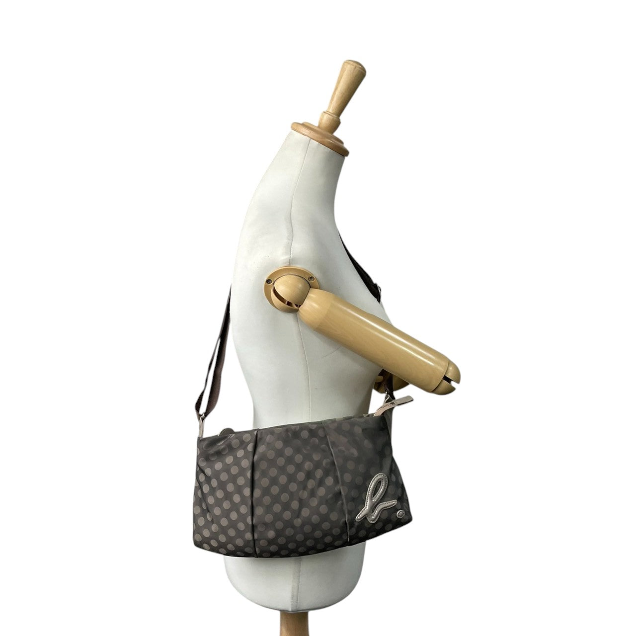 アニエスベーボヤージュ ショルダーバッグ ナイロン パテントレザー ドット柄 グレー カーキ レディース agnes b. VOYAGE 斜め掛け可 クロスボディ b.ロゴ 軽量 水玉模様 エレガント カジュアル U1