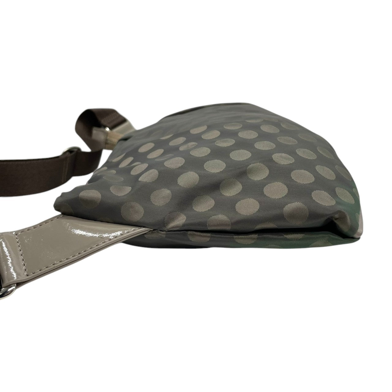 アニエスベーボヤージュ ショルダーバッグ ナイロン パテントレザー ドット柄 グレー カーキ レディース agnes b. VOYAGE 斜め掛け可 クロスボディ b.ロゴ 軽量 水玉模様 エレガント カジュアル U1