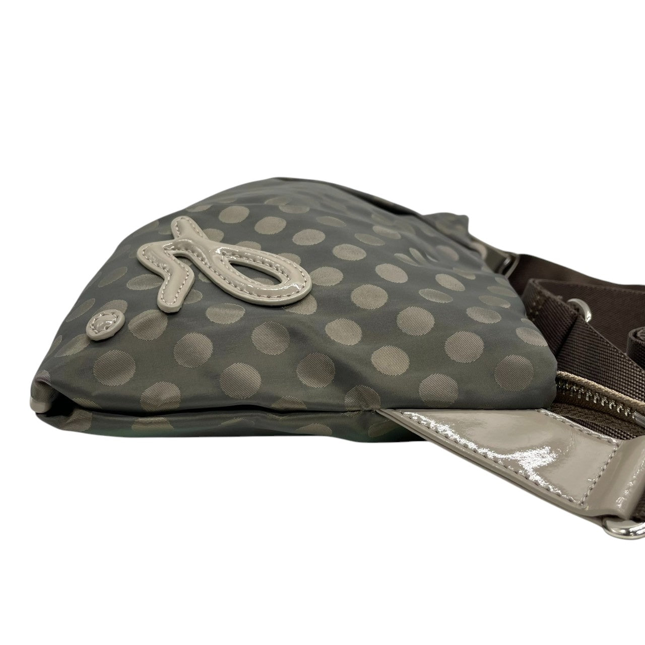 アニエスベーボヤージュ ショルダーバッグ ナイロン パテントレザー ドット柄 グレー カーキ レディース agnes b. VOYAGE 斜め掛け可 クロスボディ b.ロゴ 軽量 水玉模様 エレガント カジュアル U1