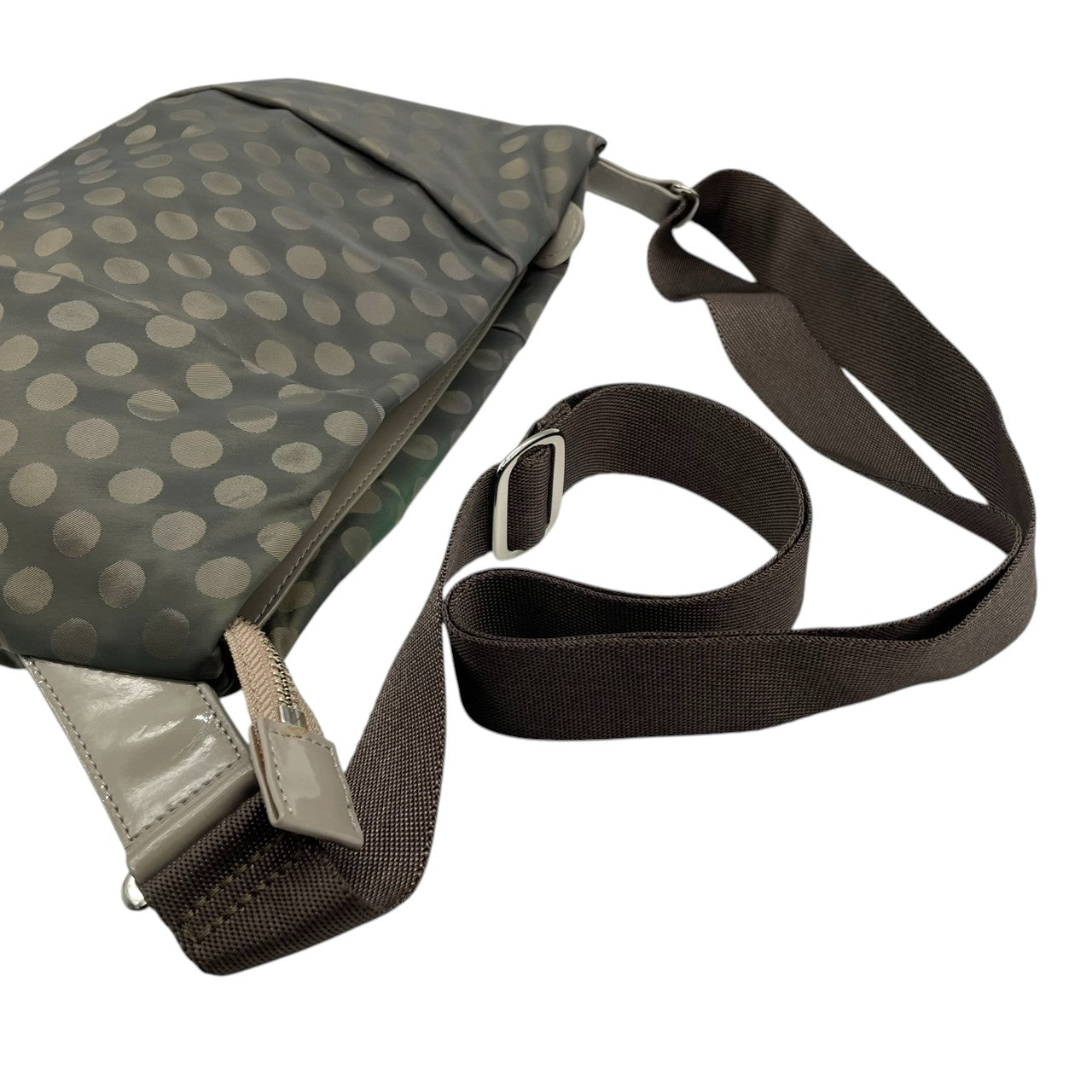 アニエスベーボヤージュ ショルダーバッグ ナイロン パテントレザー ドット柄 グレー カーキ レディース agnes b. VOYAGE 斜め掛け可 クロスボディ b.ロゴ 軽量 水玉模様 エレガント カジュアル U1