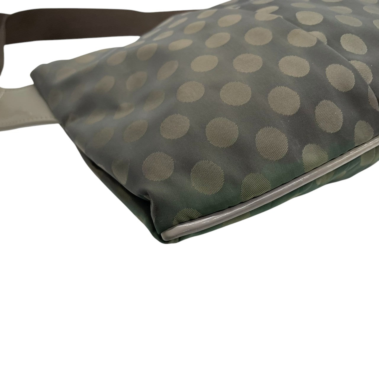 アニエスベーボヤージュ ショルダーバッグ ナイロン パテントレザー ドット柄 グレー カーキ レディース agnes b. VOYAGE 斜め掛け可 クロスボディ b.ロゴ 軽量 水玉模様 エレガント カジュアル U1