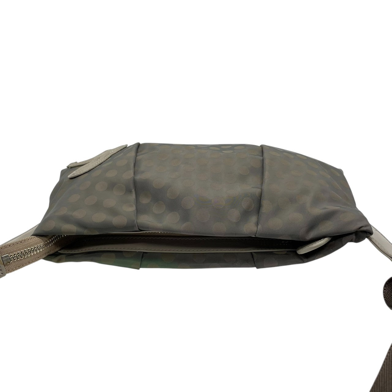 アニエスベーボヤージュ ショルダーバッグ ナイロン パテントレザー ドット柄 グレー カーキ レディース agnes b. VOYAGE 斜め掛け可 クロスボディ b.ロゴ 軽量 水玉模様 エレガント カジュアル U1