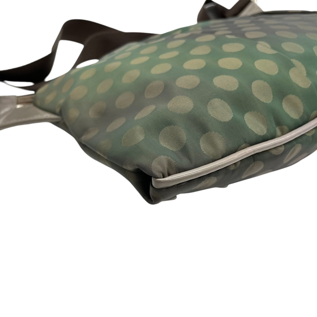 アニエスベーボヤージュ ショルダーバッグ ナイロン パテントレザー ドット柄 グレー カーキ レディース agnes b. VOYAGE 斜め掛け可 クロスボディ b.ロゴ 軽量 水玉模様 エレガント カジュアル U1