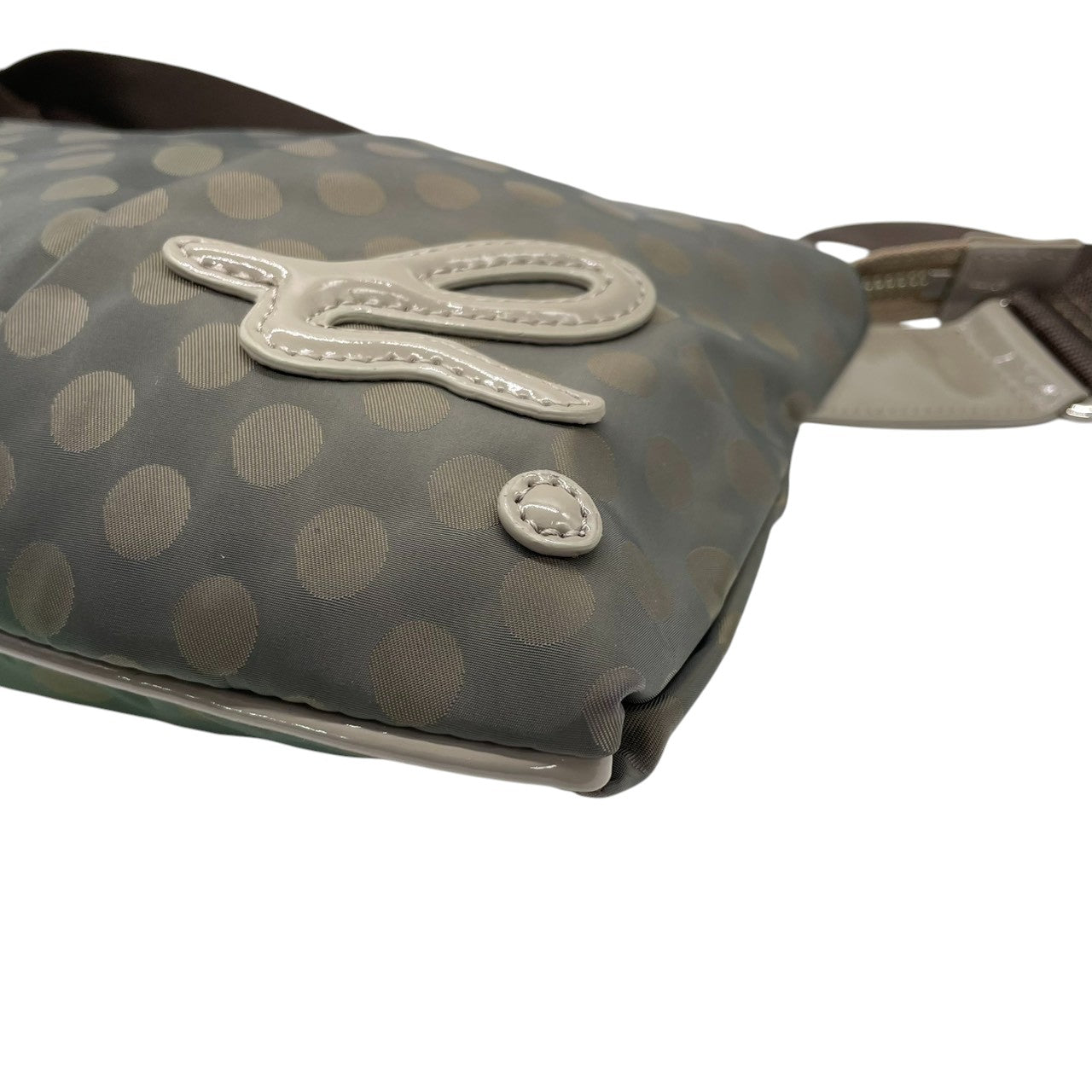 アニエスベーボヤージュ ショルダーバッグ ナイロン パテントレザー ドット柄 グレー カーキ レディース agnes b. VOYAGE 斜め掛け可 クロスボディ b.ロゴ 軽量 水玉模様 エレガント カジュアル U1