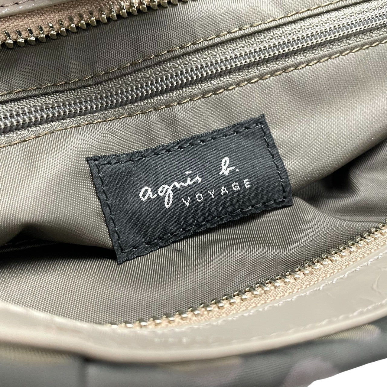 アニエスベーボヤージュ ショルダーバッグ ナイロン パテントレザー ドット柄 グレー カーキ レディース agnes b. VOYAGE 斜め掛け可 クロスボディ b.ロゴ 軽量 水玉模様 エレガント カジュアル U1