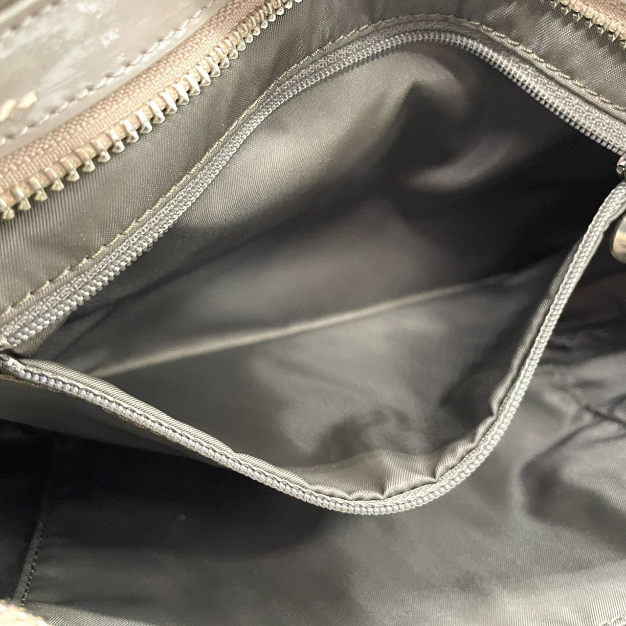 アニエスベーボヤージュ ショルダーバッグ ナイロン パテントレザー ドット柄 グレー カーキ レディース agnes b. VOYAGE 斜め掛け可 クロスボディ b.ロゴ 軽量 水玉模様 エレガント カジュアル U1