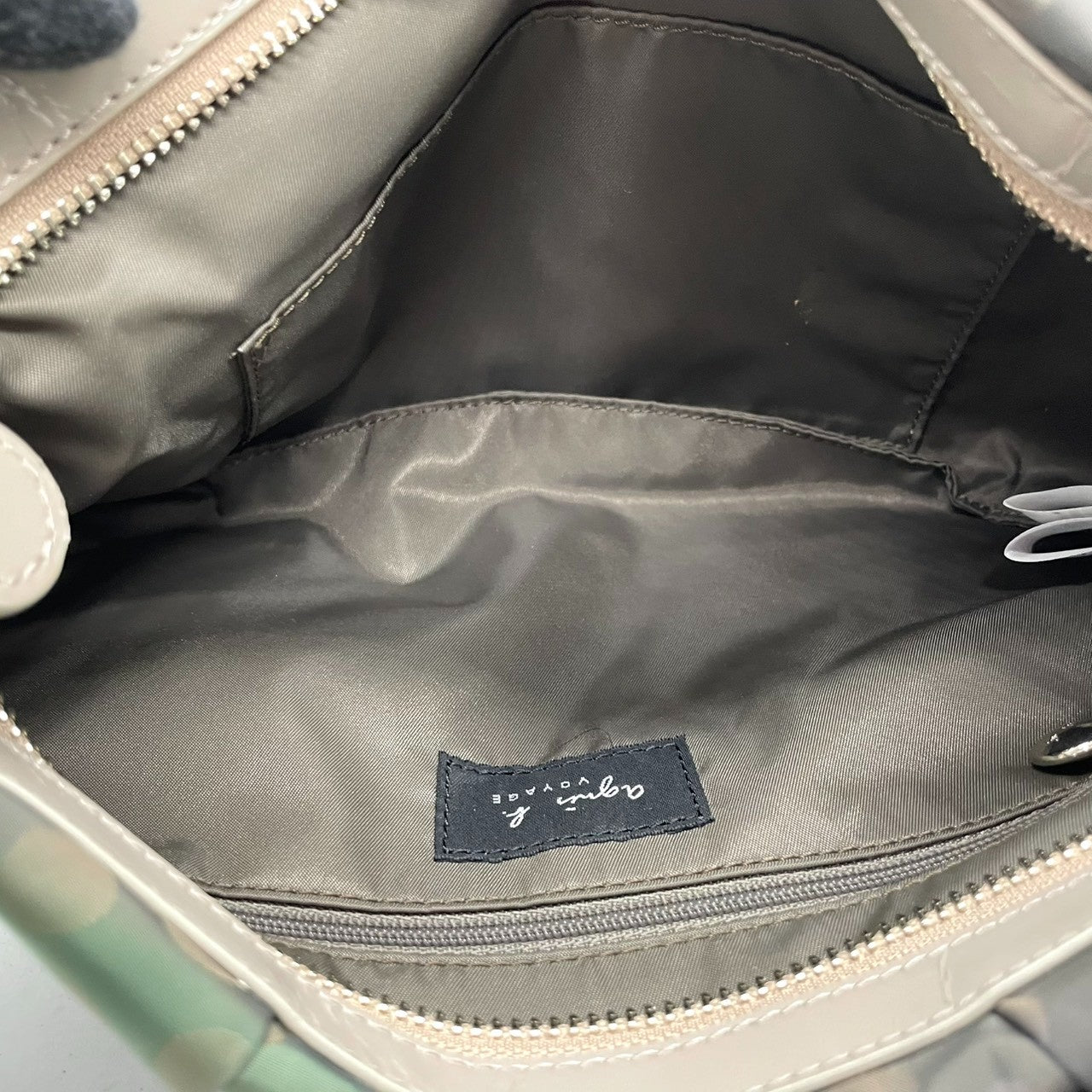 アニエスベーボヤージュ ショルダーバッグ ナイロン パテントレザー ドット柄 グレー カーキ レディース agnes b. VOYAGE 斜め掛け可 クロスボディ b.ロゴ 軽量 水玉模様 エレガント カジュアル U1