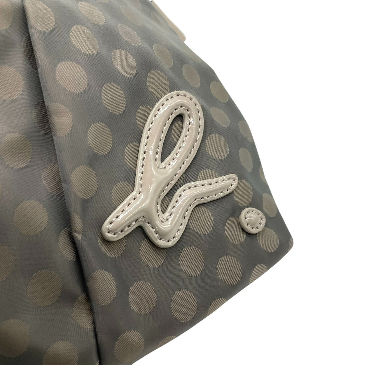 アニエスベーボヤージュ ショルダーバッグ ナイロン パテントレザー ドット柄 グレー カーキ レディース agnes b. VOYAGE 斜め掛け可 クロスボディ b.ロゴ 軽量 水玉模様 エレガント カジュアル U1