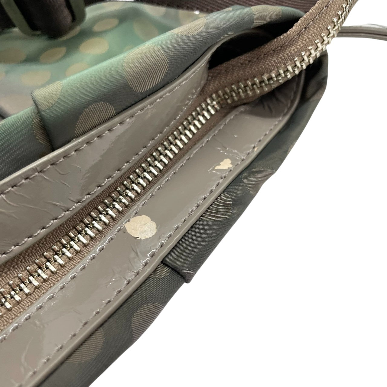 アニエスベーボヤージュ ショルダーバッグ ナイロン パテントレザー ドット柄 グレー カーキ レディース agnes b. VOYAGE 斜め掛け可 クロスボディ b.ロゴ 軽量 水玉模様 エレガント カジュアル U1