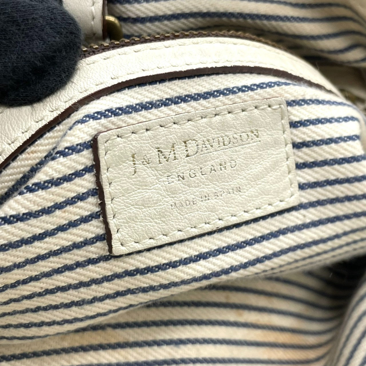 【良品】J&M DAVIDSON ジェイアンドエムデヴィッドソン ハンドバッグ トートバッグ レザー 本革 ホワイト 白 アイボリー ゴールド金具 ベルトデザイン 自立可 かばん 鞄 レディース スペイン製 カジュアル フォーマル メンテナンス済み U14