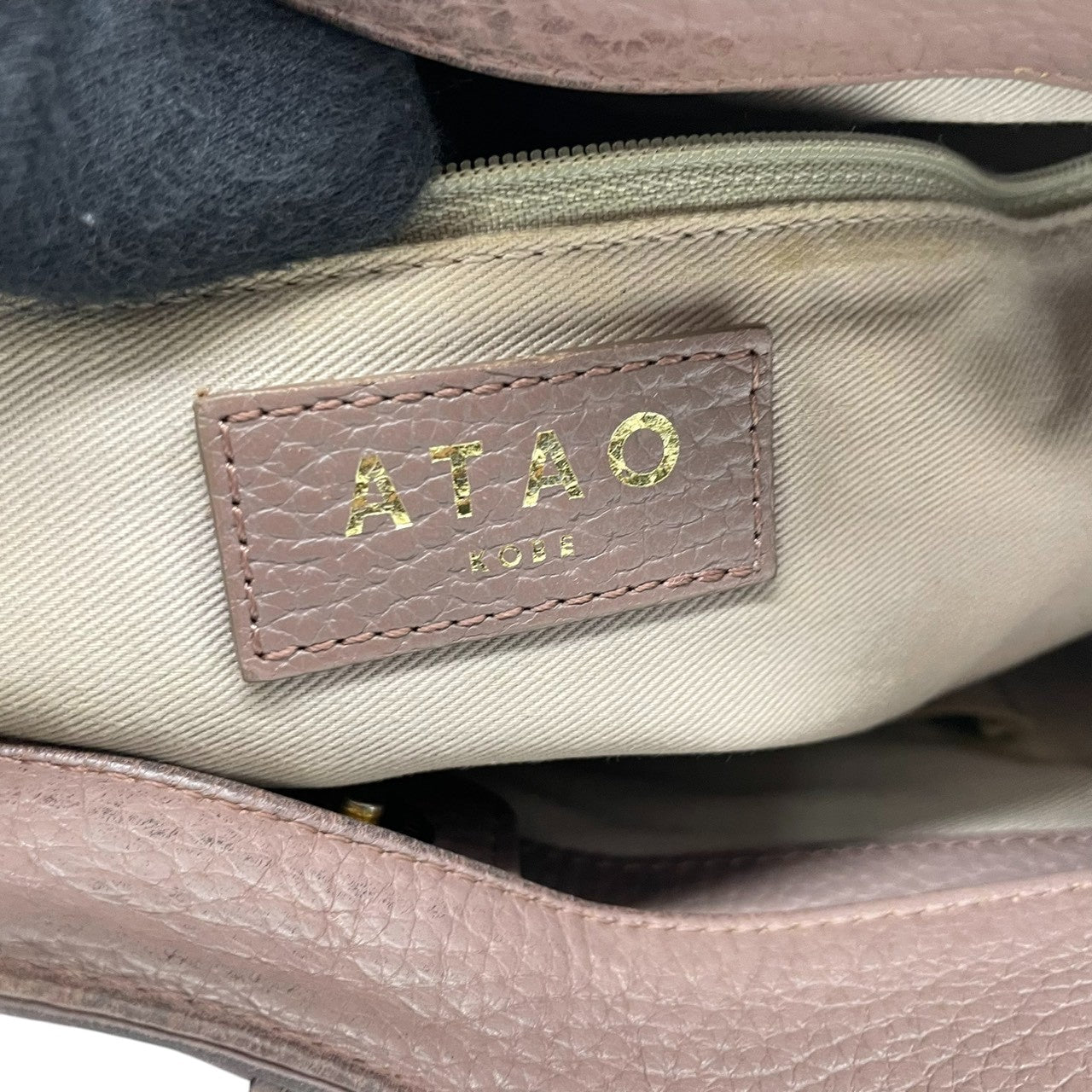 アタオ ATAO elvy エルヴィ 2way ショルダーバッグ ハンドバッグ トートバッグ 斜め掛け可 シボ革 シュリンクレザー 本革 鞄 かばん ゴールド金具 三角ロゴプレート 通勤 通学 日本ブランド 神戸 エレガント レディース U11