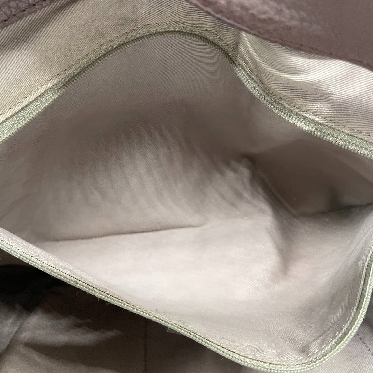 アタオ ATAO elvy エルヴィ 2way ショルダーバッグ ハンドバッグ トートバッグ 斜め掛け可 シボ革 シュリンクレザー 本革 鞄 かばん ゴールド金具 三角ロゴプレート 通勤 通学 日本ブランド 神戸 エレガント レディース U11