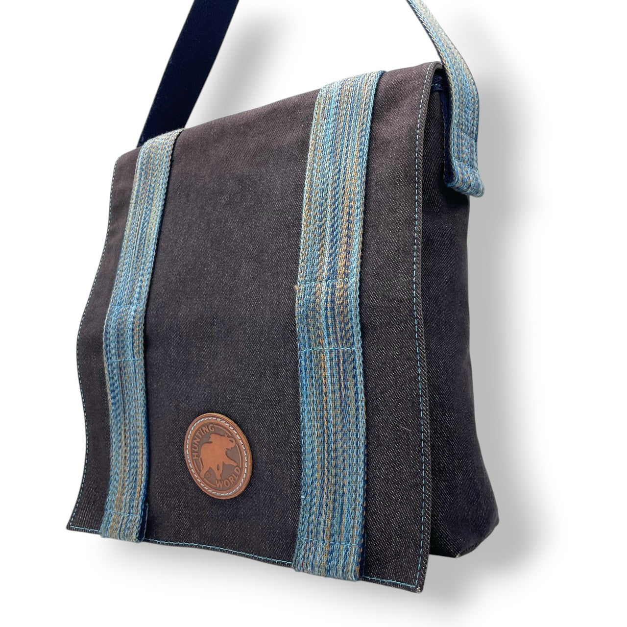 ハンティングワールド HUNTING WORLD ショルダーバッグ メッセンジャーバッグ 斜め掛け可 A4収納可 キャンバス デニム ネイビー ブルー ロゴパッチ メンズ レディース ユニセックス カジュアル 通学 U11