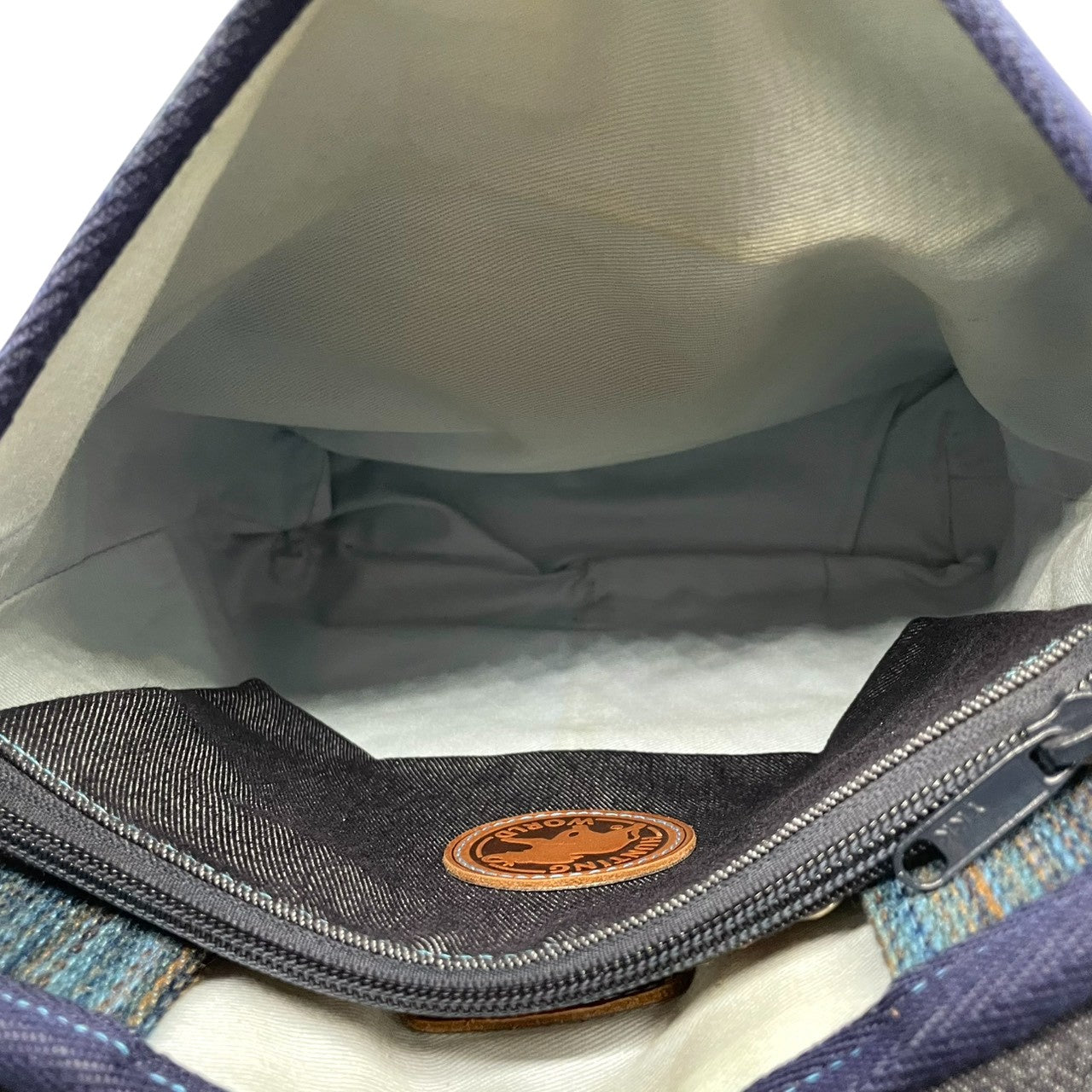 ハンティングワールド HUNTING WORLD ショルダーバッグ メッセンジャーバッグ 斜め掛け可 A4収納可 キャンバス デニム ネイビー ブルー ロゴパッチ メンズ レディース ユニセックス カジュアル 通学 U11