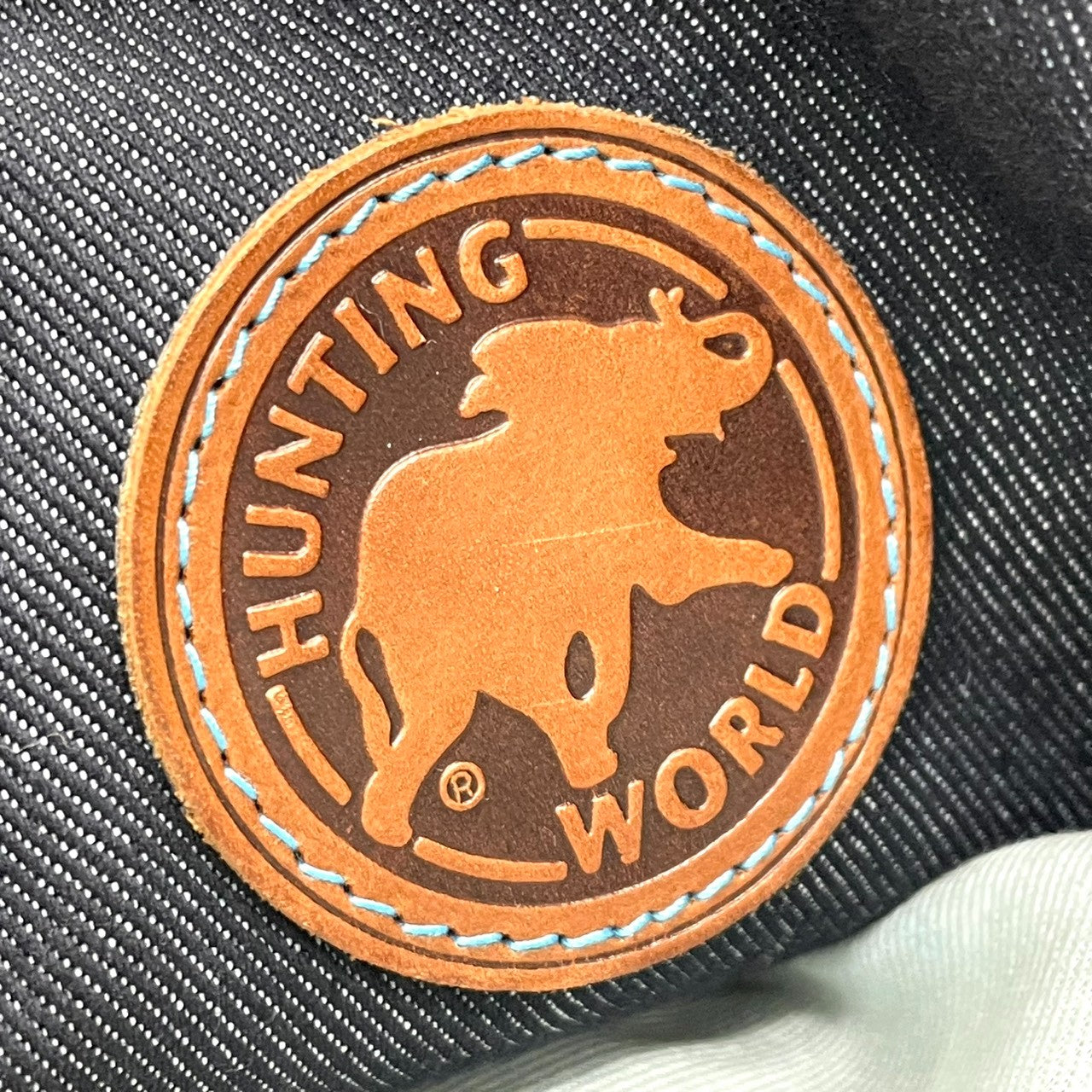 ハンティングワールド HUNTING WORLD ショルダーバッグ メッセンジャーバッグ 斜め掛け可 A4収納可 キャンバス デニム ネイビー ブルー ロゴパッチ メンズ レディース ユニセックス カジュアル 通学 U11