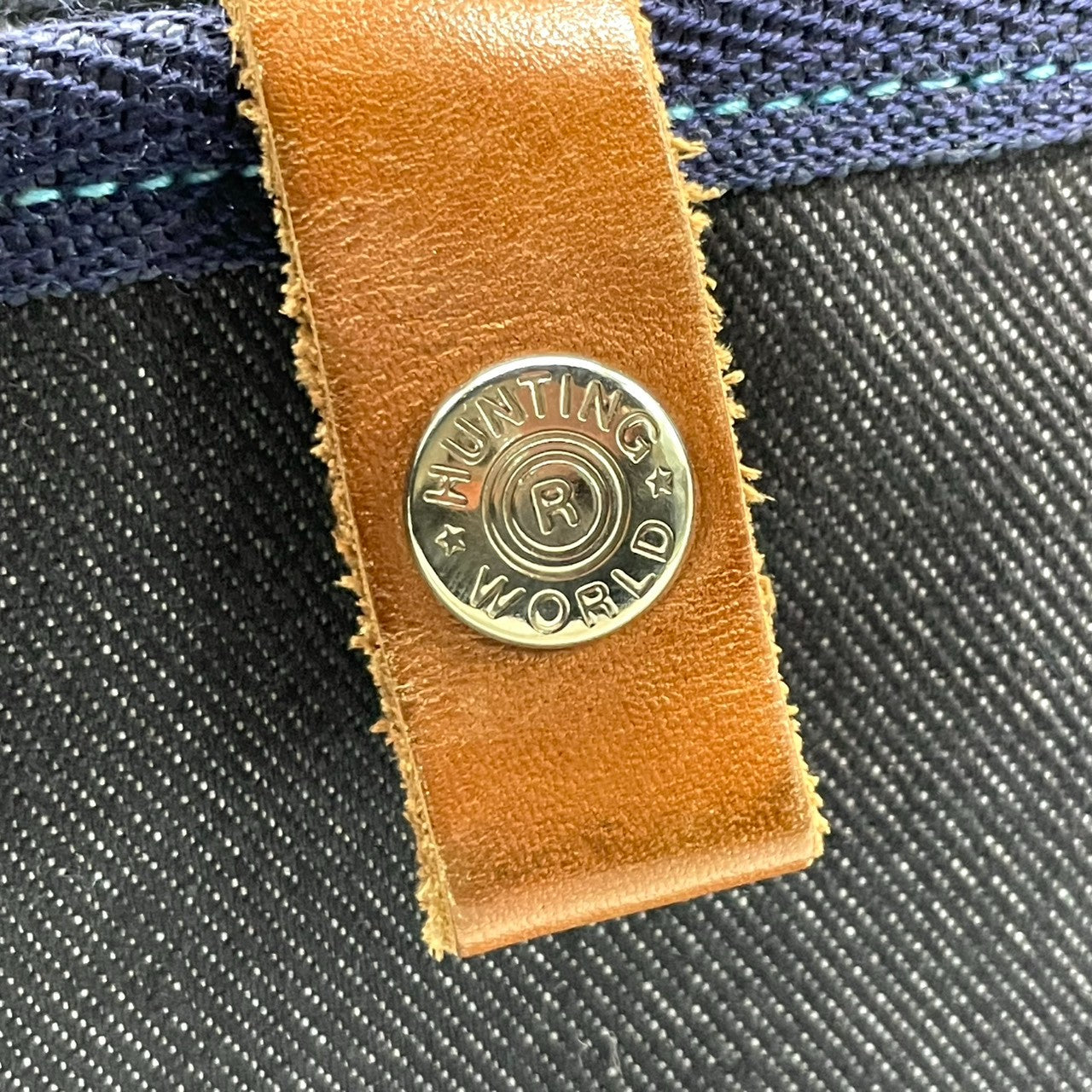 ハンティングワールド HUNTING WORLD ショルダーバッグ メッセンジャーバッグ 斜め掛け可 A4収納可 キャンバス デニム ネイビー ブルー ロゴパッチ メンズ レディース ユニセックス カジュアル 通学 U11