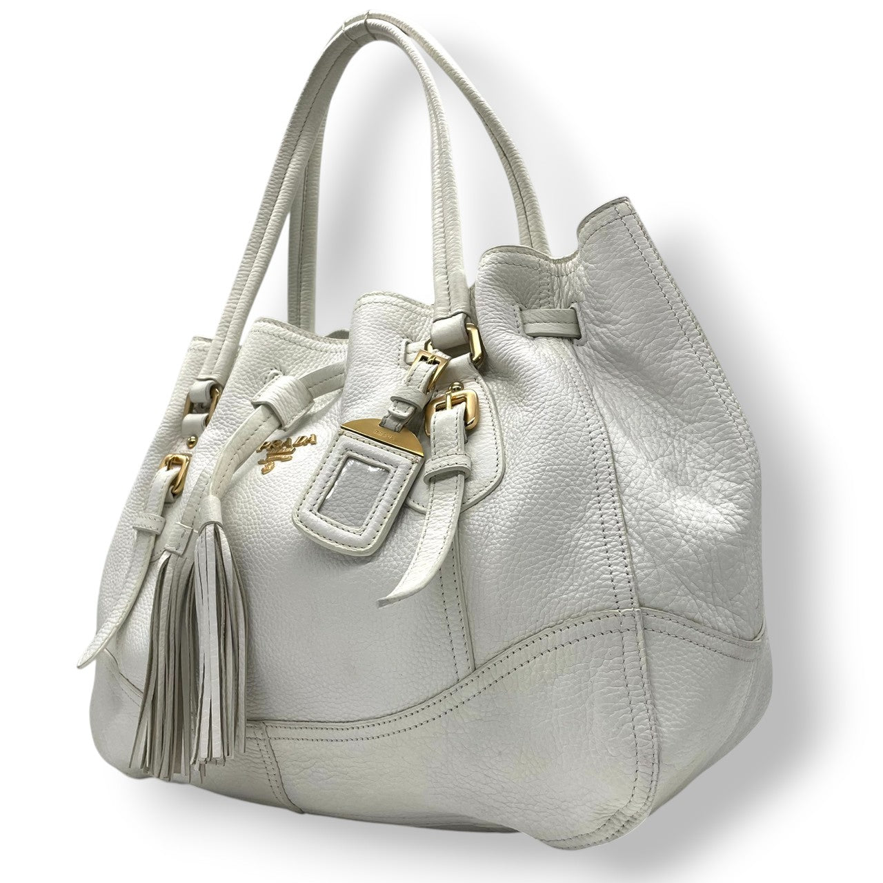 【美品】プラダ PRADA ハンドバッグ トートバッグ レザー 本革 シボ革 ホワイト 白 ゴールド金具 メタルロゴ タッセル フリンジ チャーム ネームタグ付 A4収納可 大容量 通勤 通学 旅行 エレガント ラグジュアリー レディース 鞄 かばん A