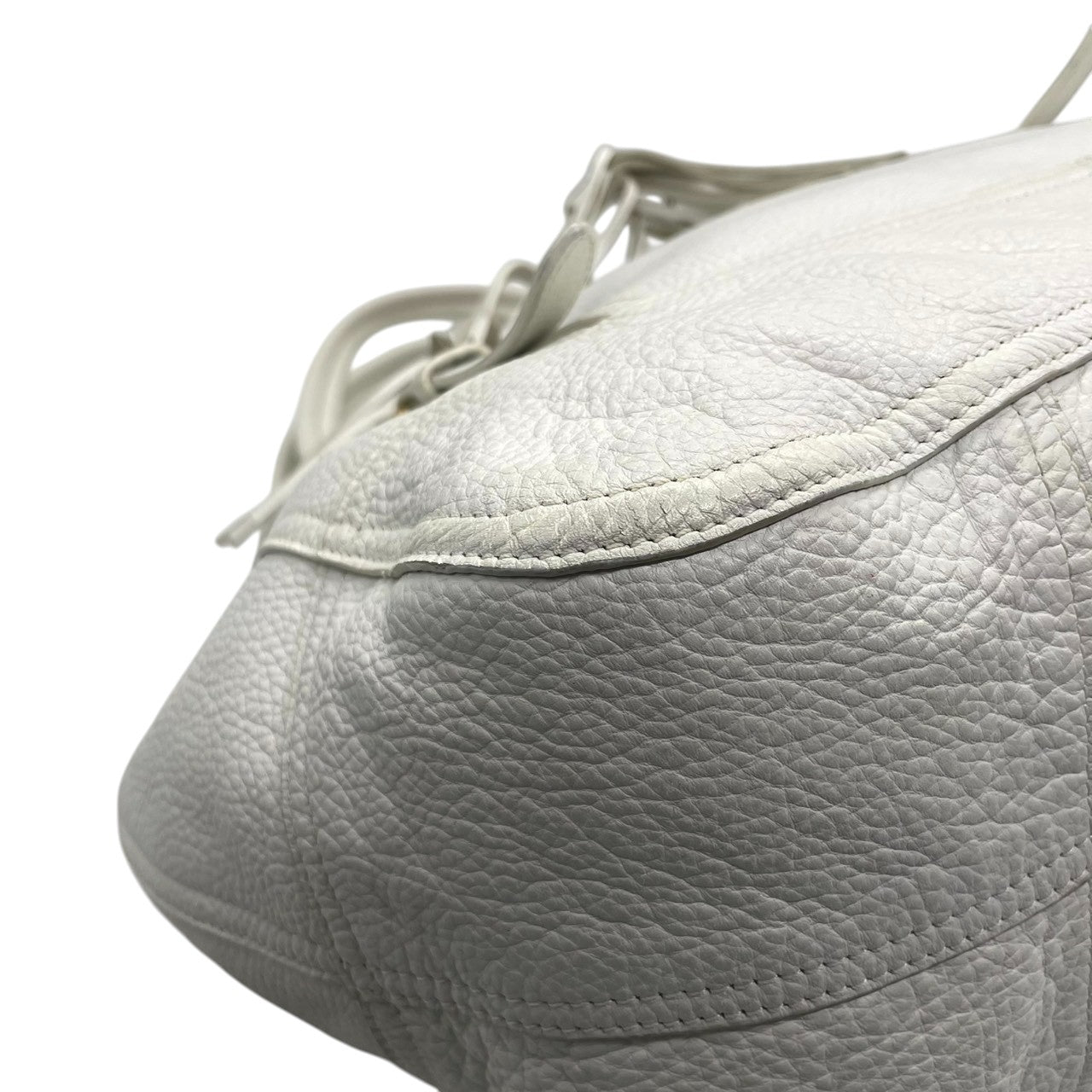 【美品】プラダ PRADA ハンドバッグ トートバッグ レザー 本革 シボ革 ホワイト 白 ゴールド金具 メタルロゴ タッセル フリンジ チャーム ネームタグ付 A4収納可 大容量 通勤 通学 旅行 エレガント ラグジュアリー レディース 鞄 かばん A