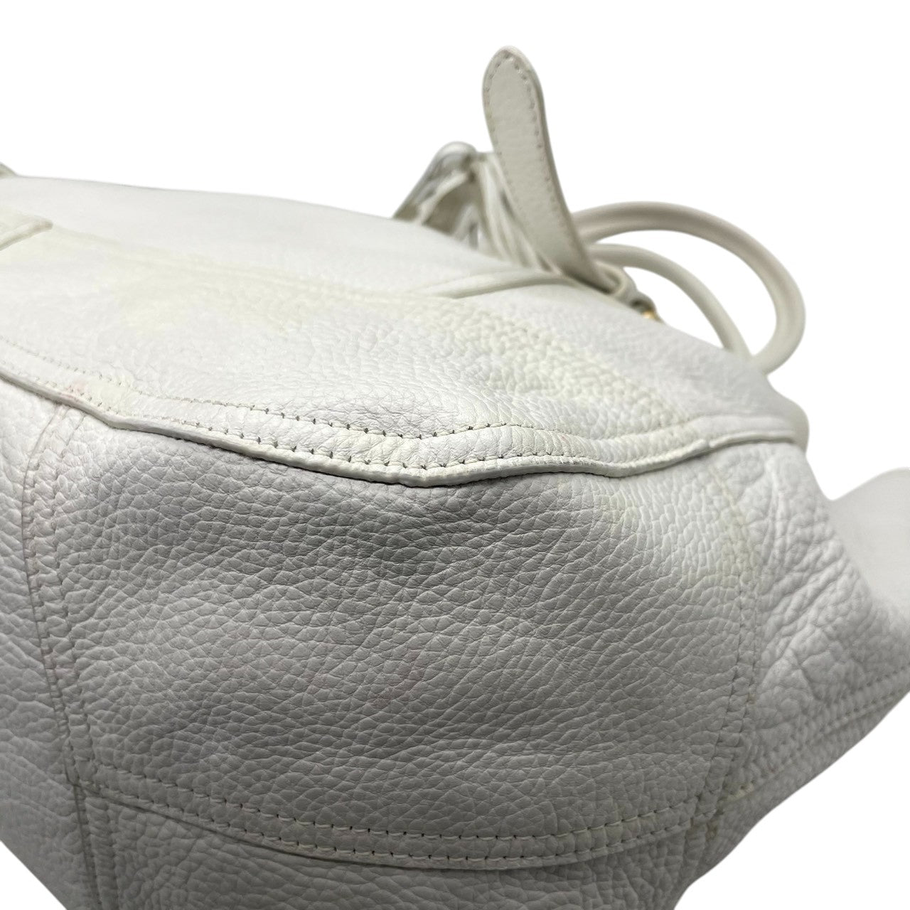 【美品】プラダ PRADA ハンドバッグ トートバッグ レザー 本革 シボ革 ホワイト 白 ゴールド金具 メタルロゴ タッセル フリンジ チャーム ネームタグ付 A4収納可 大容量 通勤 通学 旅行 エレガント ラグジュアリー レディース 鞄 かばん A