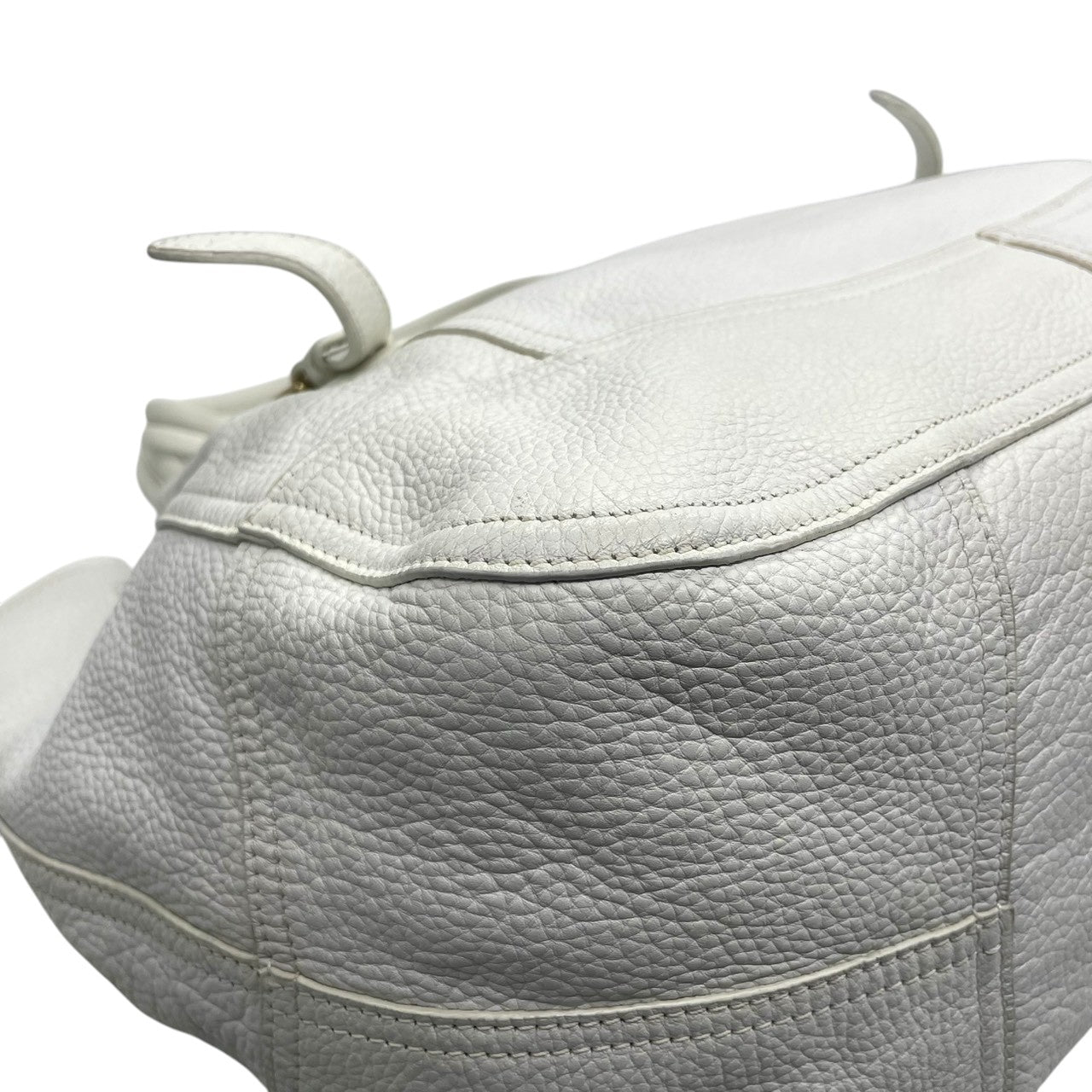 【美品】プラダ PRADA ハンドバッグ トートバッグ レザー 本革 シボ革 ホワイト 白 ゴールド金具 メタルロゴ タッセル フリンジ チャーム ネームタグ付 A4収納可 大容量 通勤 通学 旅行 エレガント ラグジュアリー レディース 鞄 かばん A