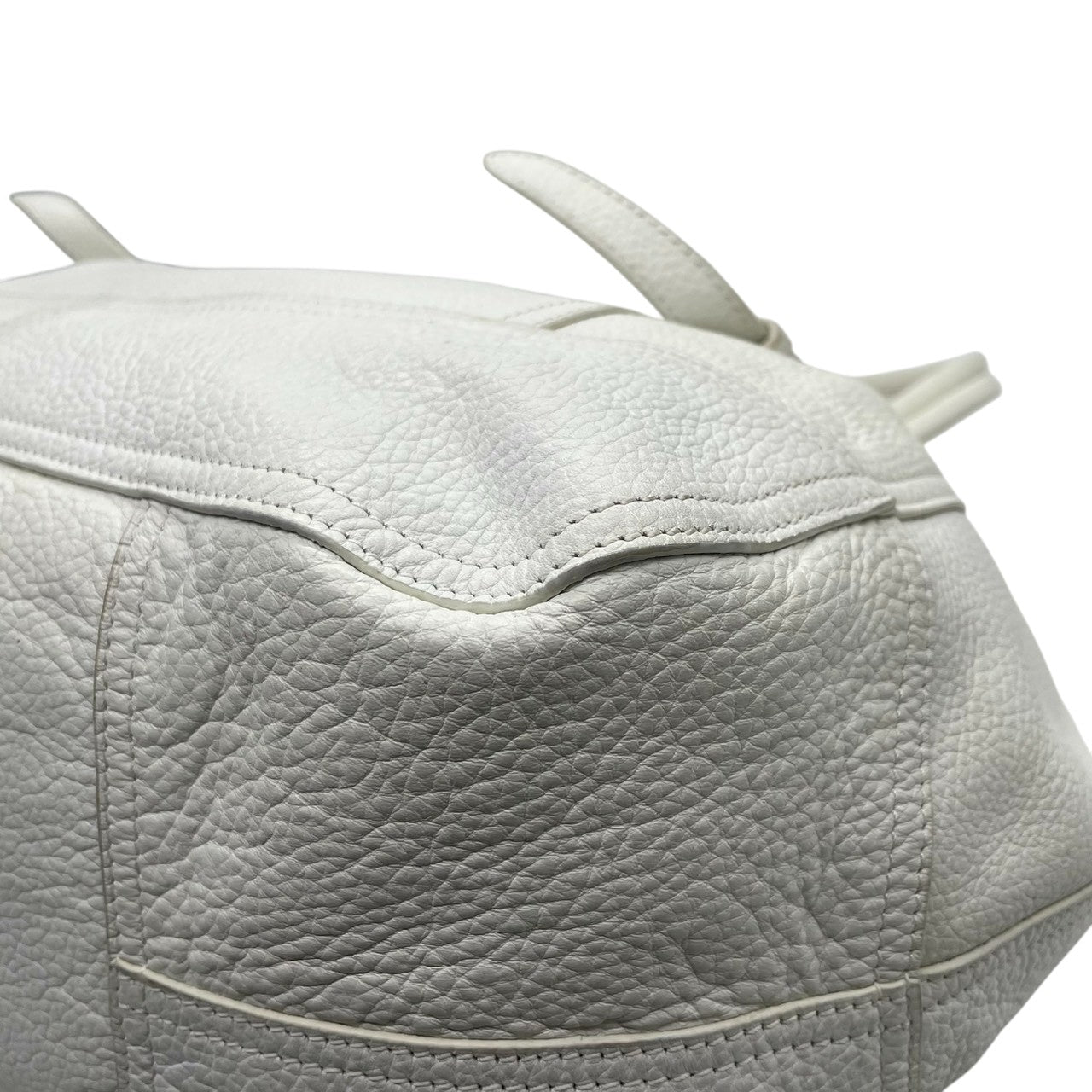 【美品】プラダ PRADA ハンドバッグ トートバッグ レザー 本革 シボ革 ホワイト 白 ゴールド金具 メタルロゴ タッセル フリンジ チャーム ネームタグ付 A4収納可 大容量 通勤 通学 旅行 エレガント ラグジュアリー レディース 鞄 かばん A