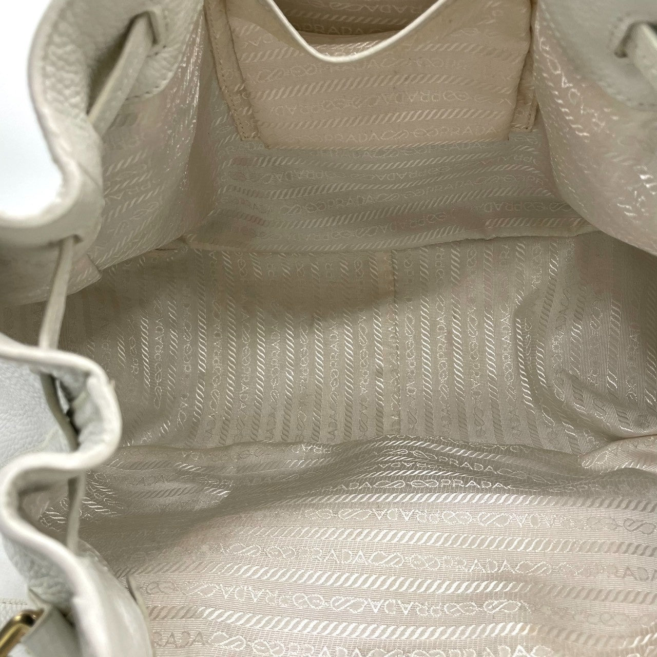 【美品】プラダ PRADA ハンドバッグ トートバッグ レザー 本革 シボ革 ホワイト 白 ゴールド金具 メタルロゴ タッセル フリンジ チャーム ネームタグ付 A4収納可 大容量 通勤 通学 旅行 エレガント ラグジュアリー レディース 鞄 かばん A