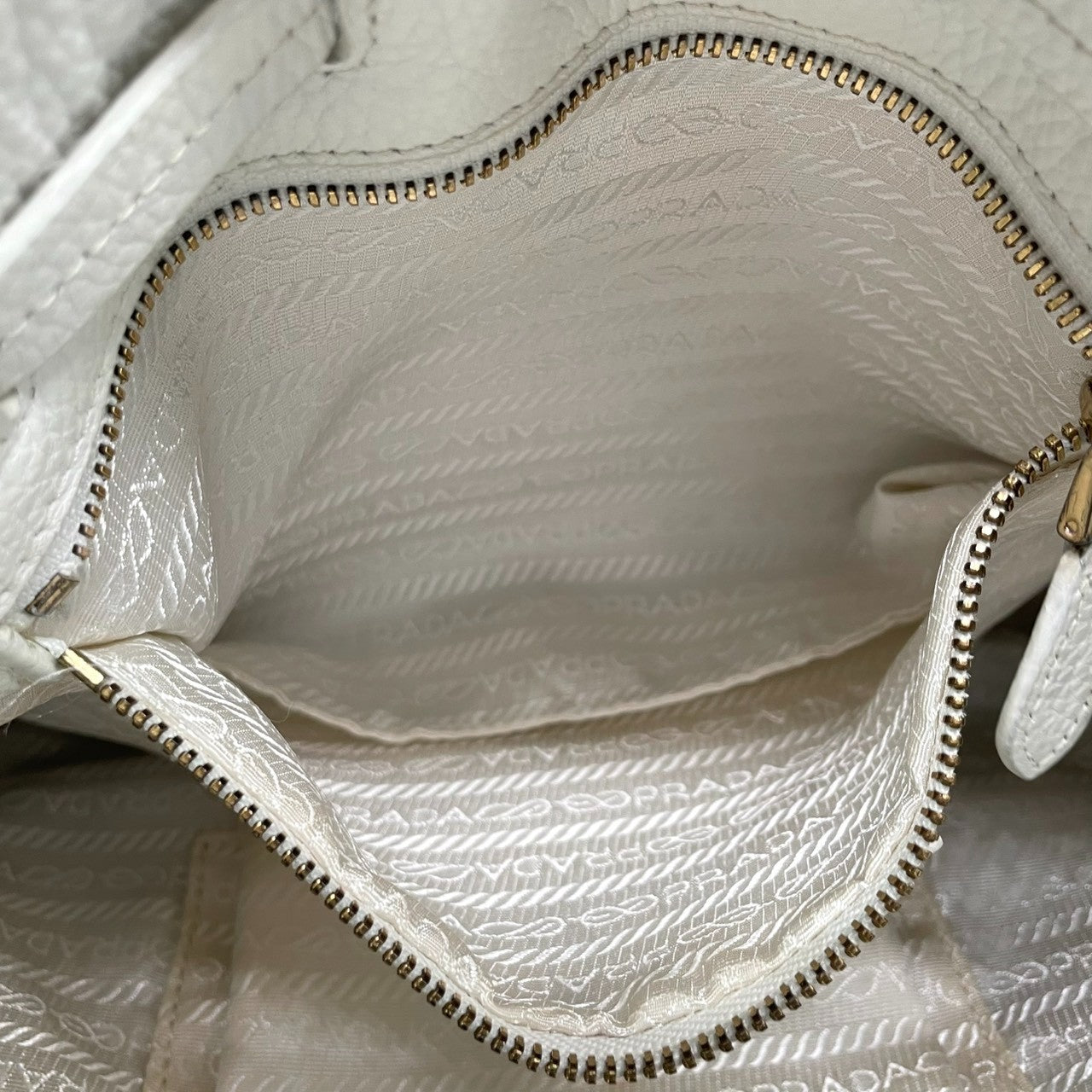 【美品】プラダ PRADA ハンドバッグ トートバッグ レザー 本革 シボ革 ホワイト 白 ゴールド金具 メタルロゴ タッセル フリンジ チャーム ネームタグ付 A4収納可 大容量 通勤 通学 旅行 エレガント ラグジュアリー レディース 鞄 かばん A