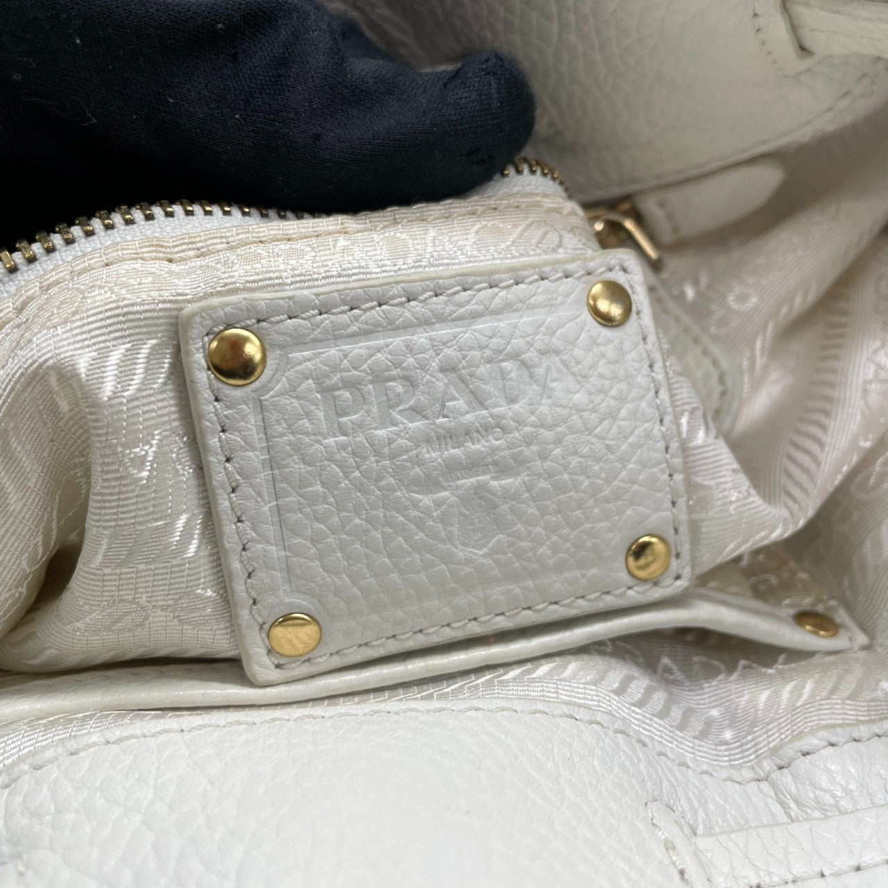 【美品】プラダ PRADA ハンドバッグ トートバッグ レザー 本革 シボ革 ホワイト 白 ゴールド金具 メタルロゴ タッセル フリンジ チャーム ネームタグ付 A4収納可 大容量 通勤 通学 旅行 エレガント ラグジュアリー レディース 鞄 かばん A