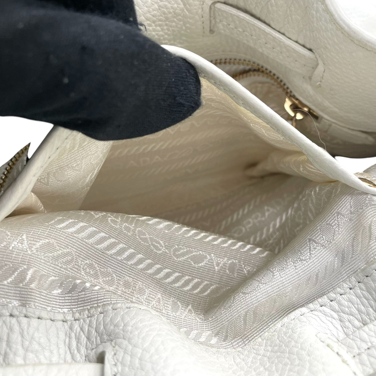 【美品】プラダ PRADA ハンドバッグ トートバッグ レザー 本革 シボ革 ホワイト 白 ゴールド金具 メタルロゴ タッセル フリンジ チャーム ネームタグ付 A4収納可 大容量 通勤 通学 旅行 エレガント ラグジュアリー レディース 鞄 かばん A