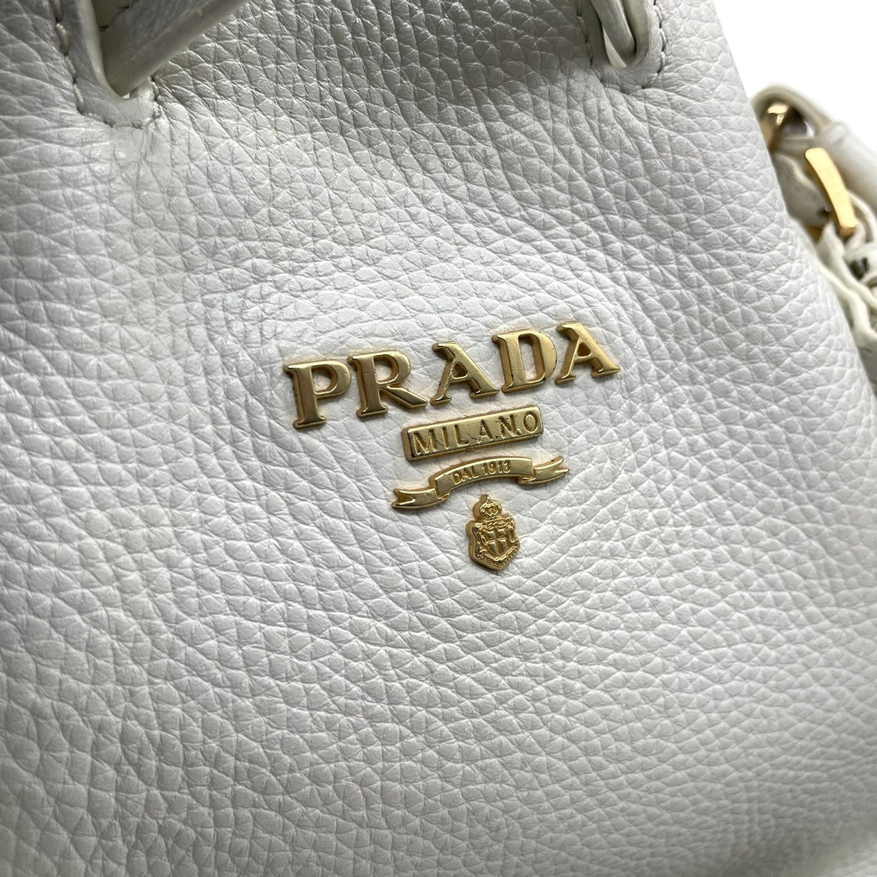 【美品】プラダ PRADA ハンドバッグ トートバッグ レザー 本革 シボ革 ホワイト 白 ゴールド金具 メタルロゴ タッセル フリンジ チャーム ネームタグ付 A4収納可 大容量 通勤 通学 旅行 エレガント ラグジュアリー レディース 鞄 かばん A