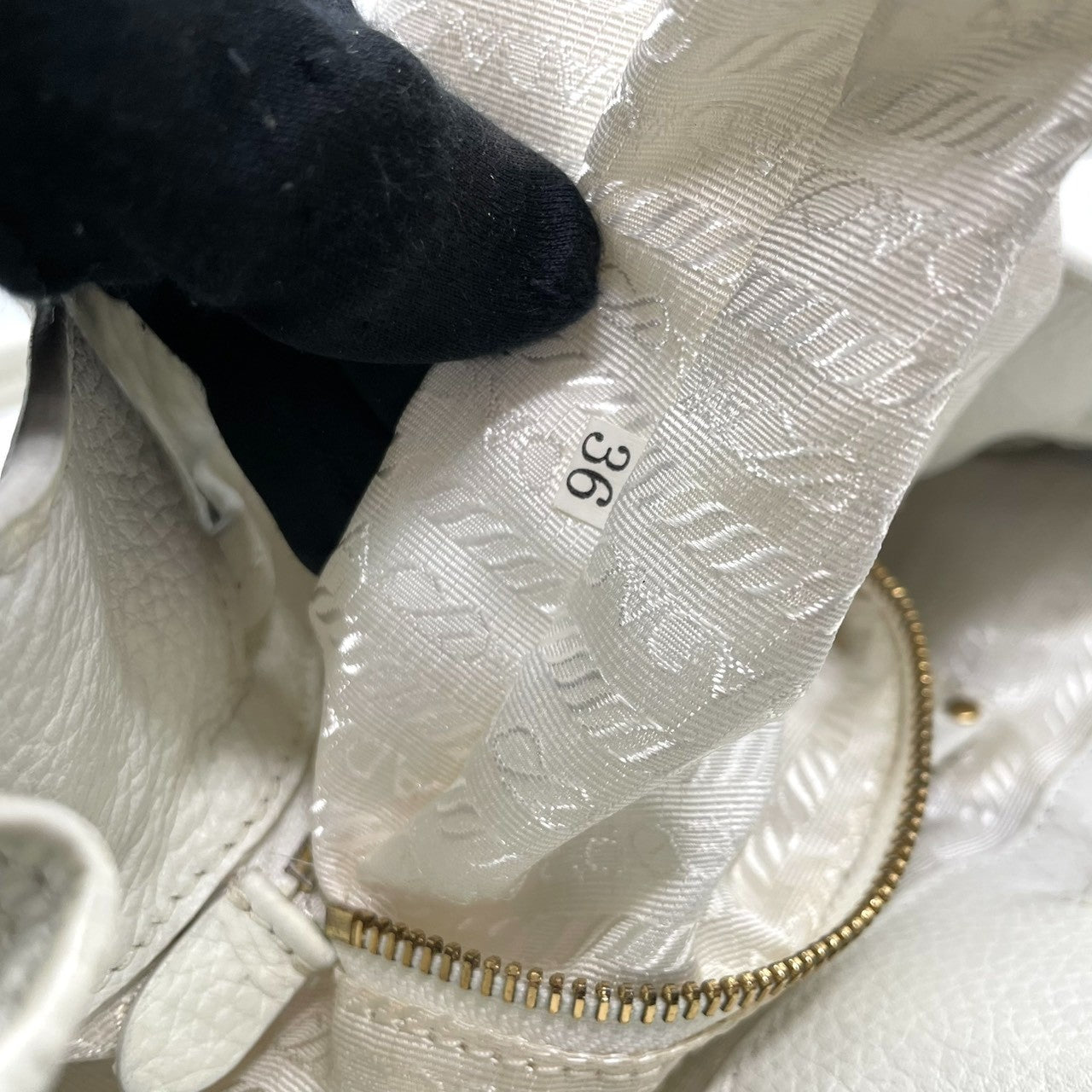 【美品】プラダ PRADA ハンドバッグ トートバッグ レザー 本革 シボ革 ホワイト 白 ゴールド金具 メタルロゴ タッセル フリンジ チャーム ネームタグ付 A4収納可 大容量 通勤 通学 旅行 エレガント ラグジュアリー レディース 鞄 かばん A