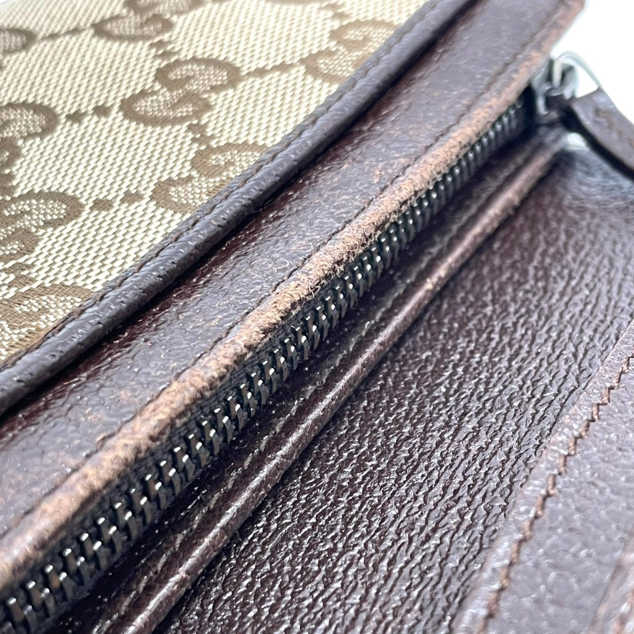 グッチ GUCCI 二つ折り財布 コンパクトウォレット GGキャンバス レザー ベージュ ダークブラウン 茶色 ロゴプレート シルバー金具 ホック開閉 イタリア製 レディース メンズ ユニセックス 男女兼用 カジュアル 小物 w5