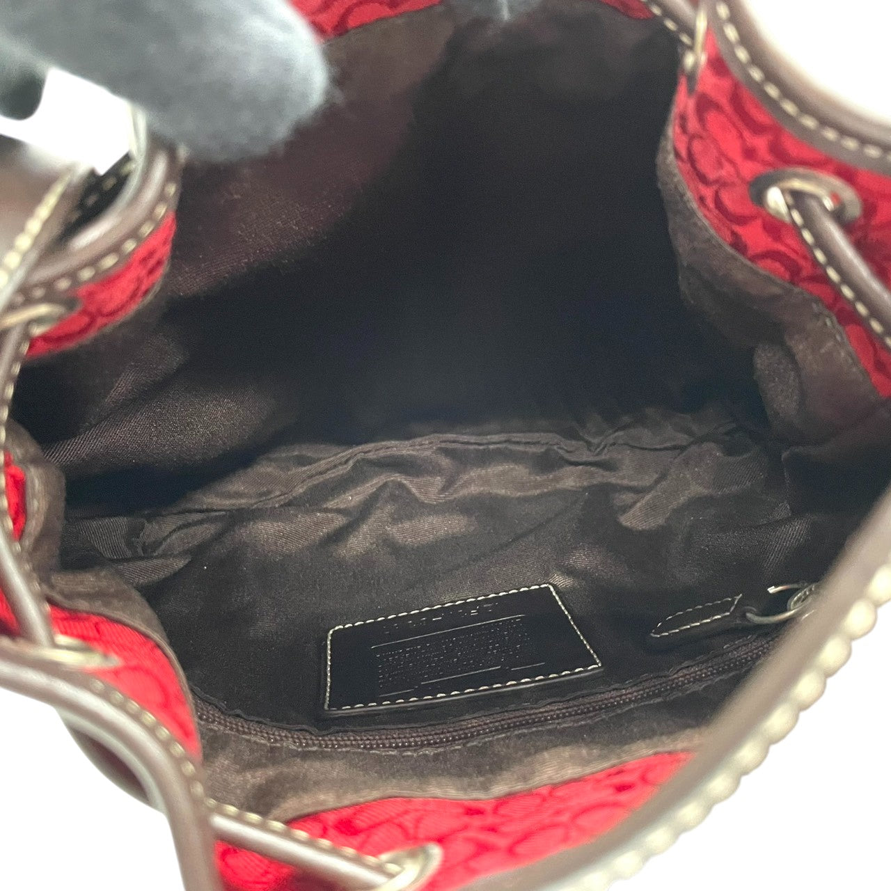 美品 コーチ COACH ショルダーバッグ 巾着 クロスボディ 斜め掛け ミニシグネチャー 6387 キャンバス レザー 本革 レッド 赤 ブラウン 茶色 ドローストリング バケットバッグ レディース 軽量 コンパクト 鞄 カバン カジュアル s11