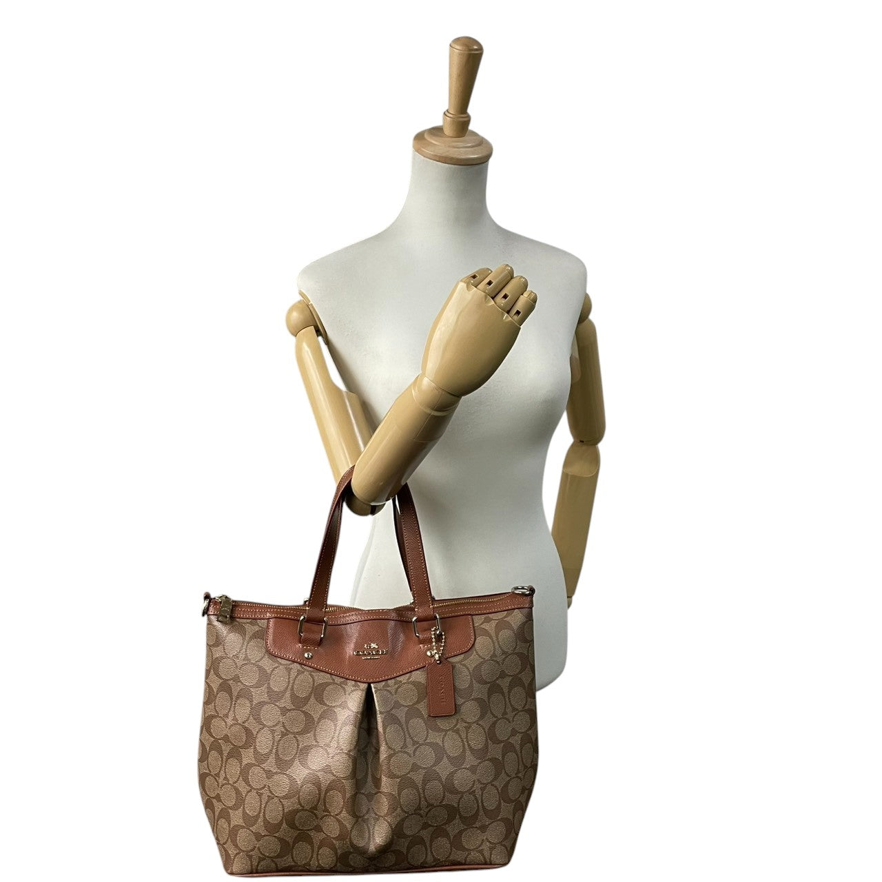 【未使用級】コーチ COACH シグネチャー 2WAY トートバッグ ショルダーバッグ 斜め掛け PVC レザー ブラウン 茶色 ゴールド金具 34614 A4収納可 大容量 ギャザー プリーツ 軽量 通勤 通学 ビジネス レディース 鞄 カバン E5