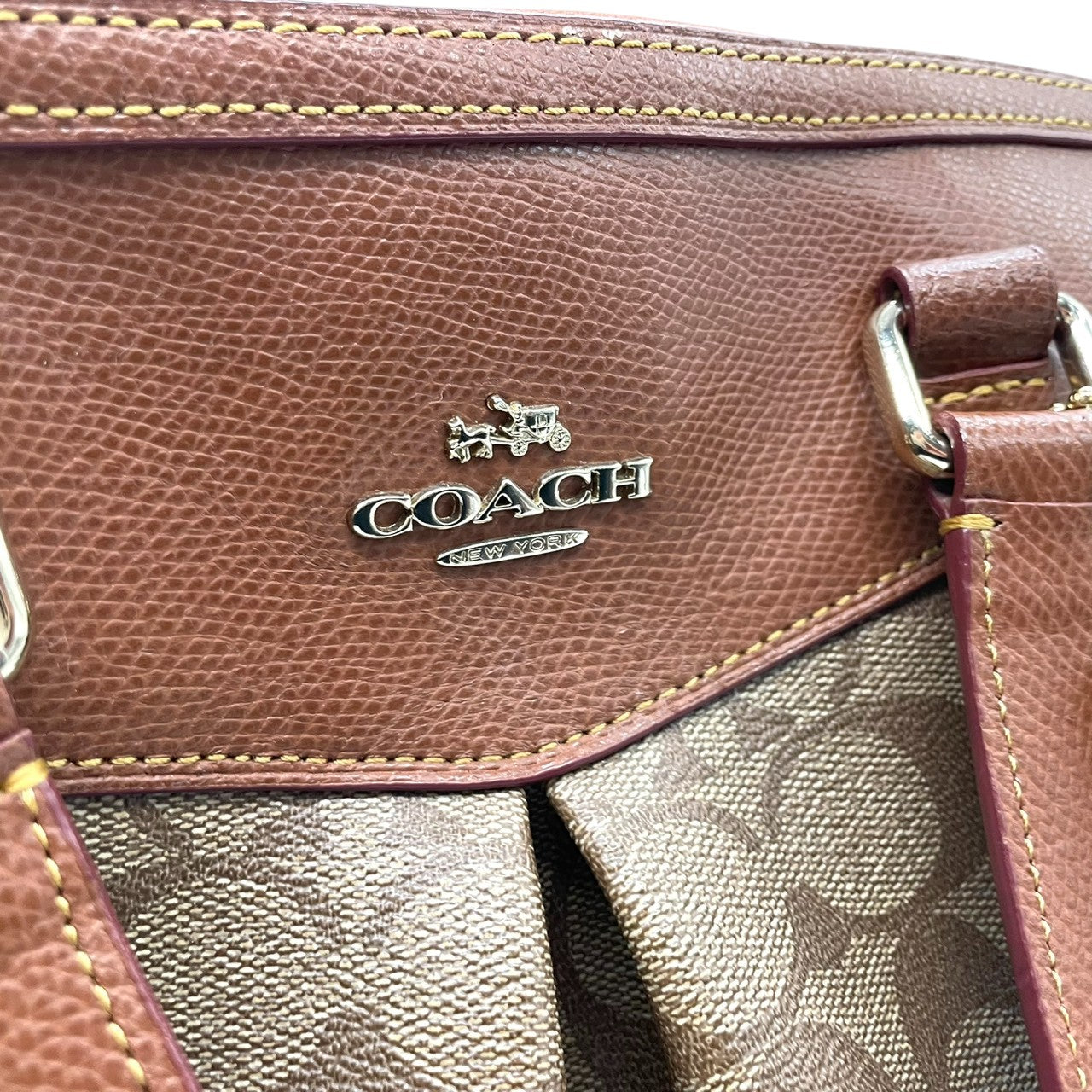 【未使用級】コーチ COACH シグネチャー 2WAY トートバッグ ショルダーバッグ 斜め掛け PVC レザー ブラウン 茶色 ゴールド金具 34614 A4収納可 大容量 ギャザー プリーツ 軽量 通勤 通学 ビジネス レディース 鞄 カバン E5