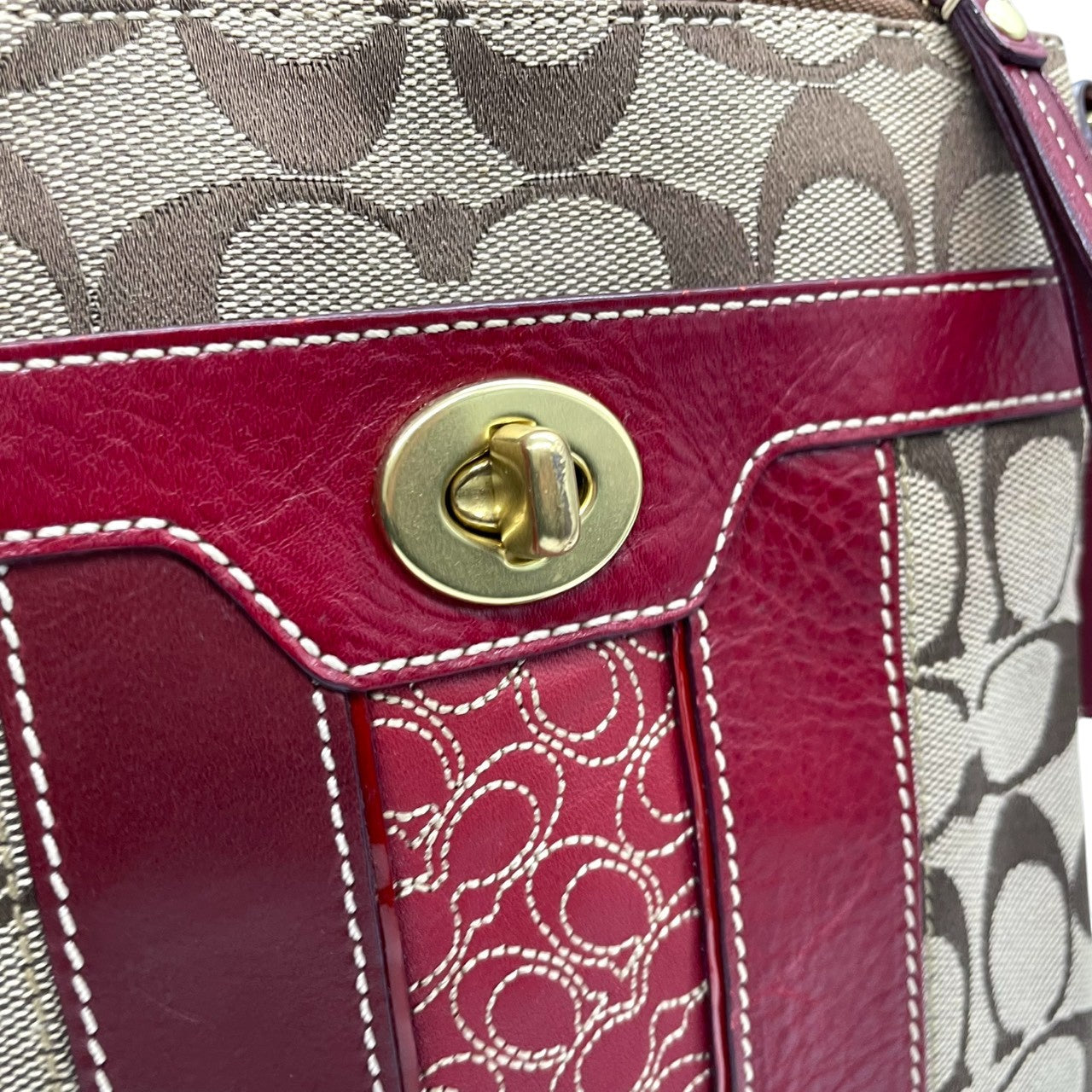 【美品】コーチ COACH クリスティン シグネチャー スウィングパック ショルダーバッグ 斜め掛け ポシェット キャンバス レザー ブラウン レッド 赤 ターンロック 軽量 薄型 旅行 サブバッグ レディース 鞄 カバン E5
